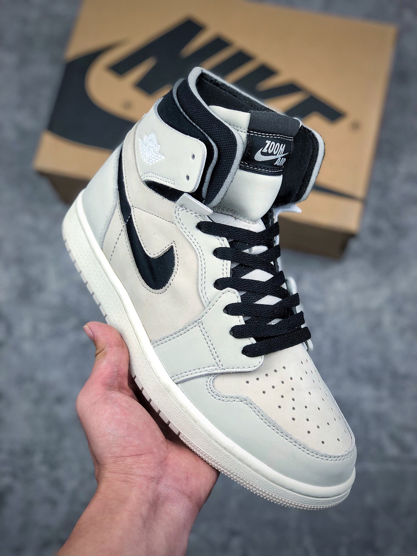  支持放店
 Air Jordan 1  Zoom Air CMFT  “Summit White”珍珠奶茶 米白 

整双鞋在 Air Jordan 1 Zoom CMFT 的鞋型基础上，采用一袭淡淡的卡其色皮革装扮鞋身。
侧身标志性 Swoosh Logo 采用镂空剪裁设计，同时辅以黑色填充。
鞋帮以及鞋带同样以黑色呈现，与侧身 Swoosh Logo 相呼应。
搭配同色中底以及外底，完善整双鞋的设计。同时后掌 Zoom 气垫加持，脚感充分保证！

货号：CT0979 100
尺码：36 36.5 37.5 38 38.5 39 40 40.5 41 42 42.5 43 44 44.5 45 46