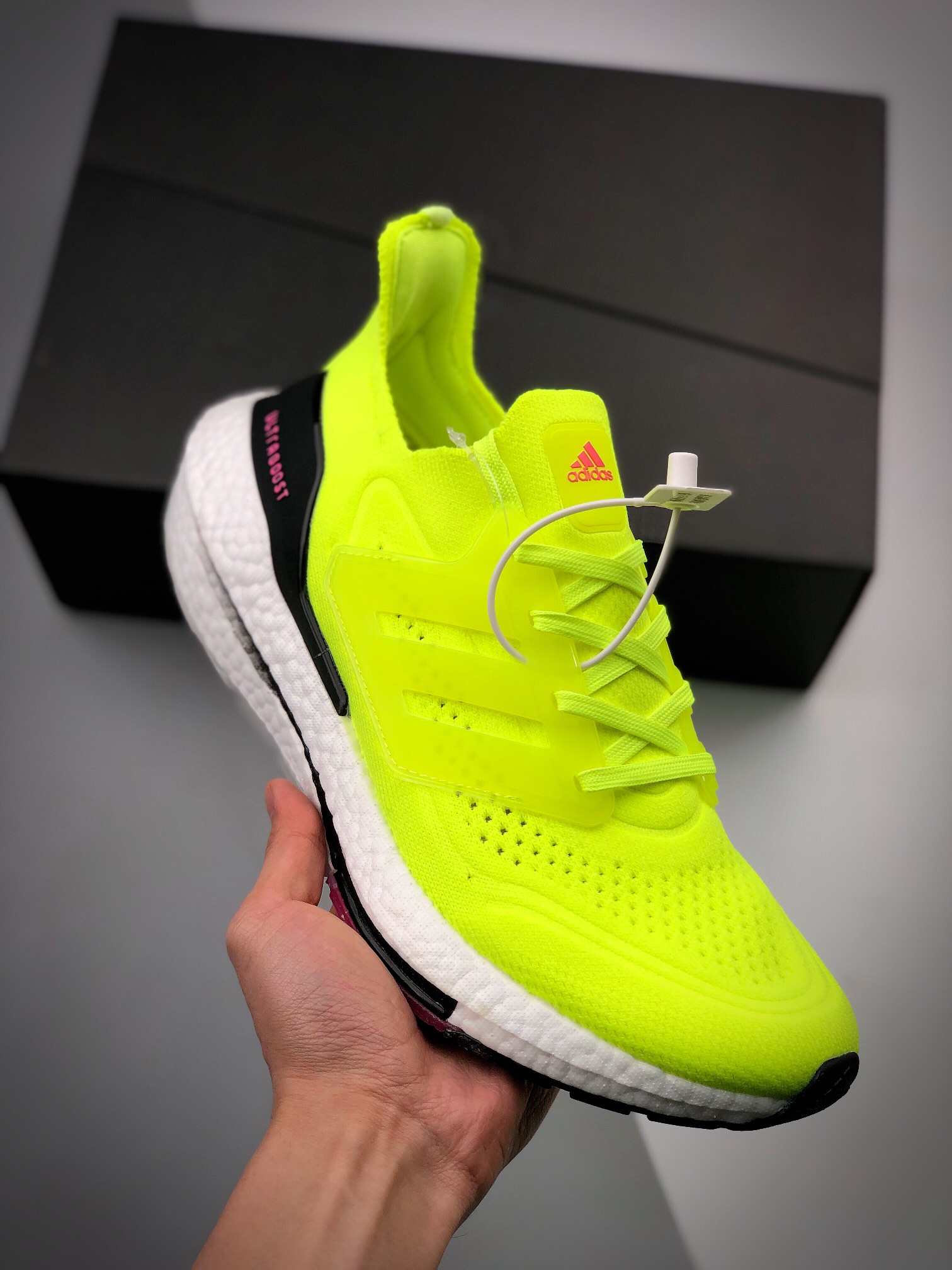 Ultra Boost 7.0 verde fluorescente, lanzamiento simultáneo en tiendas, fotos reales en primicia, con un 6% más de Boost…