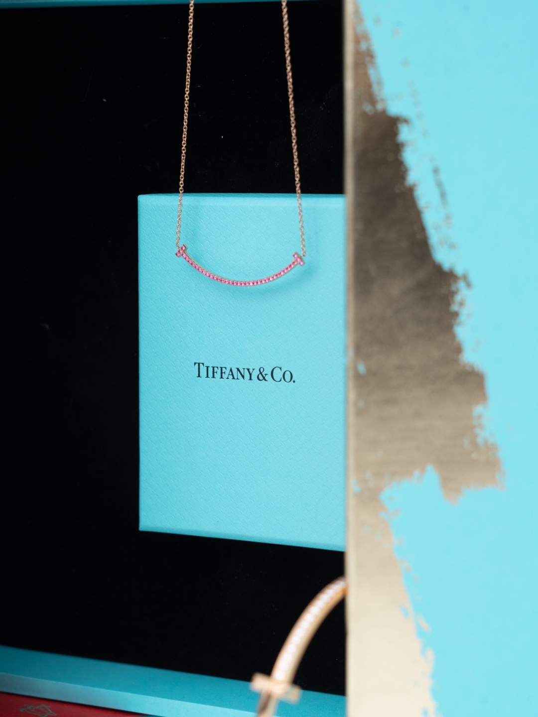 NO:100943,The new year limited edition is recommended for Goddess Day gifts, limited to the world. The vivid geometric lines of the letters exquisitely present the simplicity and purity of the T series. The elegant curve composed of pink sapphires is the finishing touch of this necklace. It is cute and beautiful. No matter how the world is for you, please face it with a smile!  The exquisite and small smiling face makes you cute without losing your elegance, and is the favorite of beauties!  It is cute and adds a touch of charm to you. The pendant can be worn on both sides to meet your needs in all occasions!  ,tiffany necklace19860909女神节礼物推荐新年限定款,全球限量.字母鲜明的几何线条,精致呈现 T 系列的简约纯粹.粉色蓝宝石组成的优雅曲线是这款项链的点睛之笔.可爱美丽,无论这个世界对你怎样,请你微笑的面对！精致小巧的笑脸让你可爱而不失优雅,是美女们最喜欢的！可爱的同时还为你增添一份妩媚 吊坠可两面佩戴,满足你所有场合的需求！,蒂芙尼项链,tiffany,necklace,Jewelry