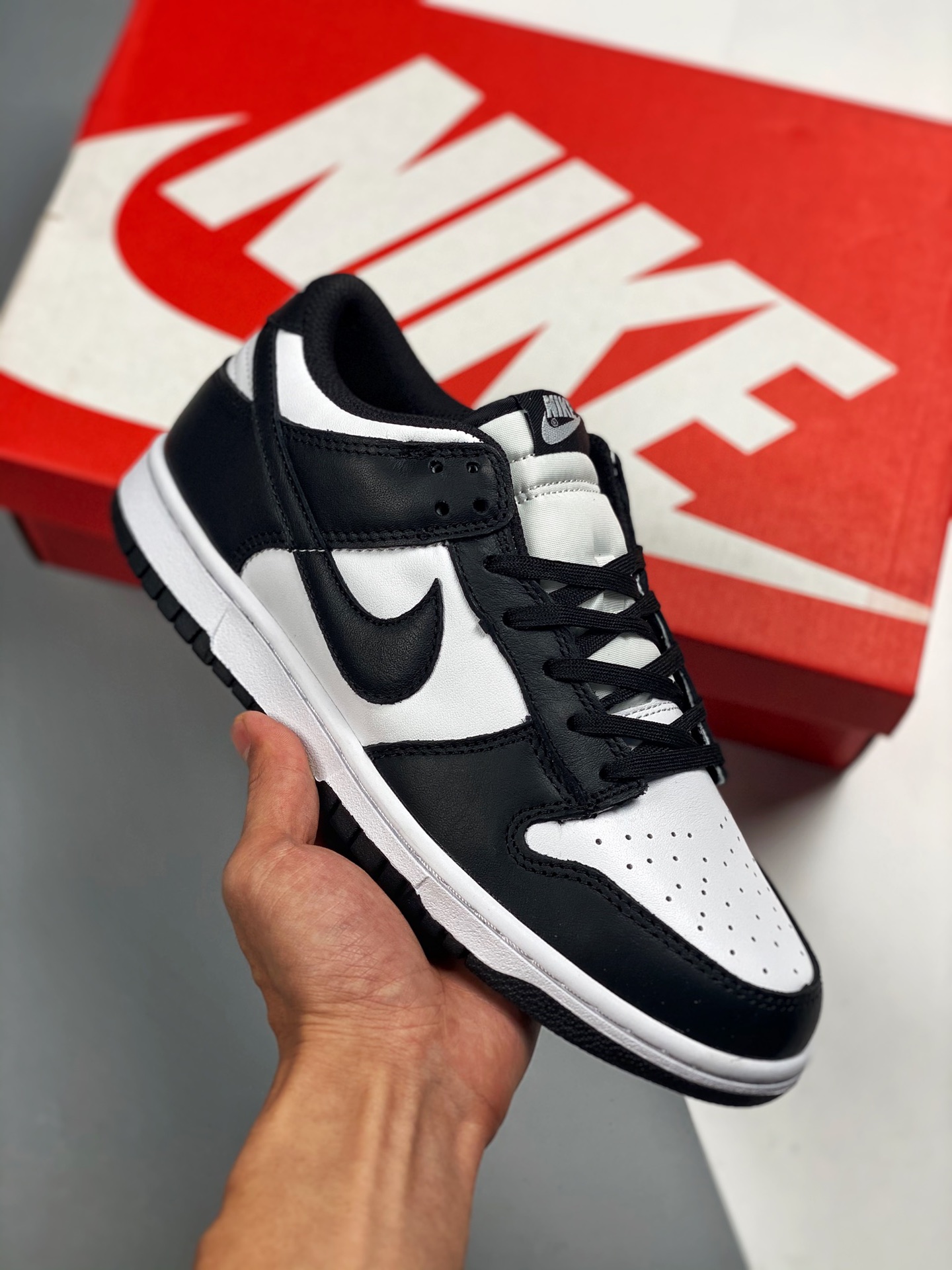 女码先出 男码6号出货👏👏 NK SB Dunk Low Retro"Black" 黑白熊猫 纯原生产线 #原厂织唛标 一致匹配原版 #全市场唯一正确鞋带绑法 #原楦原纸板开发 匹配原版98%以上 #后跟垫棉独家呈现 后跟反口里弧度正…