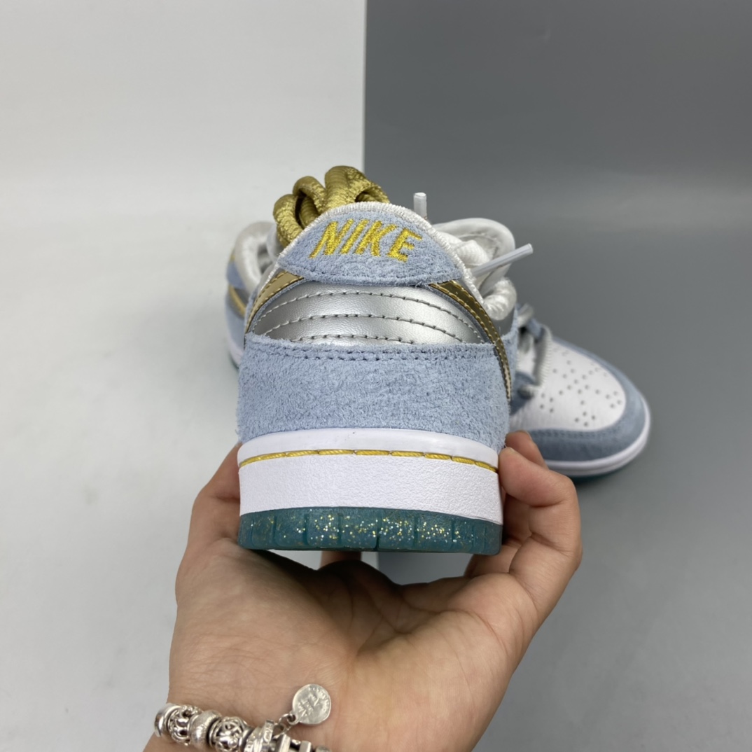 350 Sean Cliver x Nike SB Dunk Low Pro”White/Psychic Blue-Metallic Gold” 雾霾蓝白金钩水晶底 DC9936-100