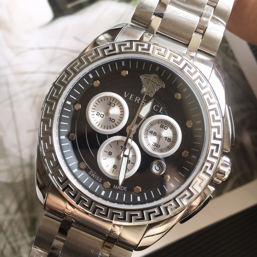 NO:157970,Batch: Original box: 50 Versace versace multi-function men's watch, original imported Swiss movement, three-eye chronograph dial, 4 o'clock position date display, 12 o'clock position is decorated with Medusa avatar and versace logo, artificial sapphire glass, stainless steel case strap, very strong weight, 42MM outer diameter. The stainless steel butterfly buckle strap is designed for personalized design, easy to wear., versace, versace19860909批: 原盒:50 范思哲versace多功能男表,原装进口瑞士机芯,三眼计时表盘,4点位置日期显示,12点位置饰有美杜莎头像及versace标志,人工蓝宝石玻璃,不锈钢表壳表带,重量感特别强,外径42MM.精钢蝴碟扣表带个性设计,脱戴方便轻松.,,versace,versace,Watch