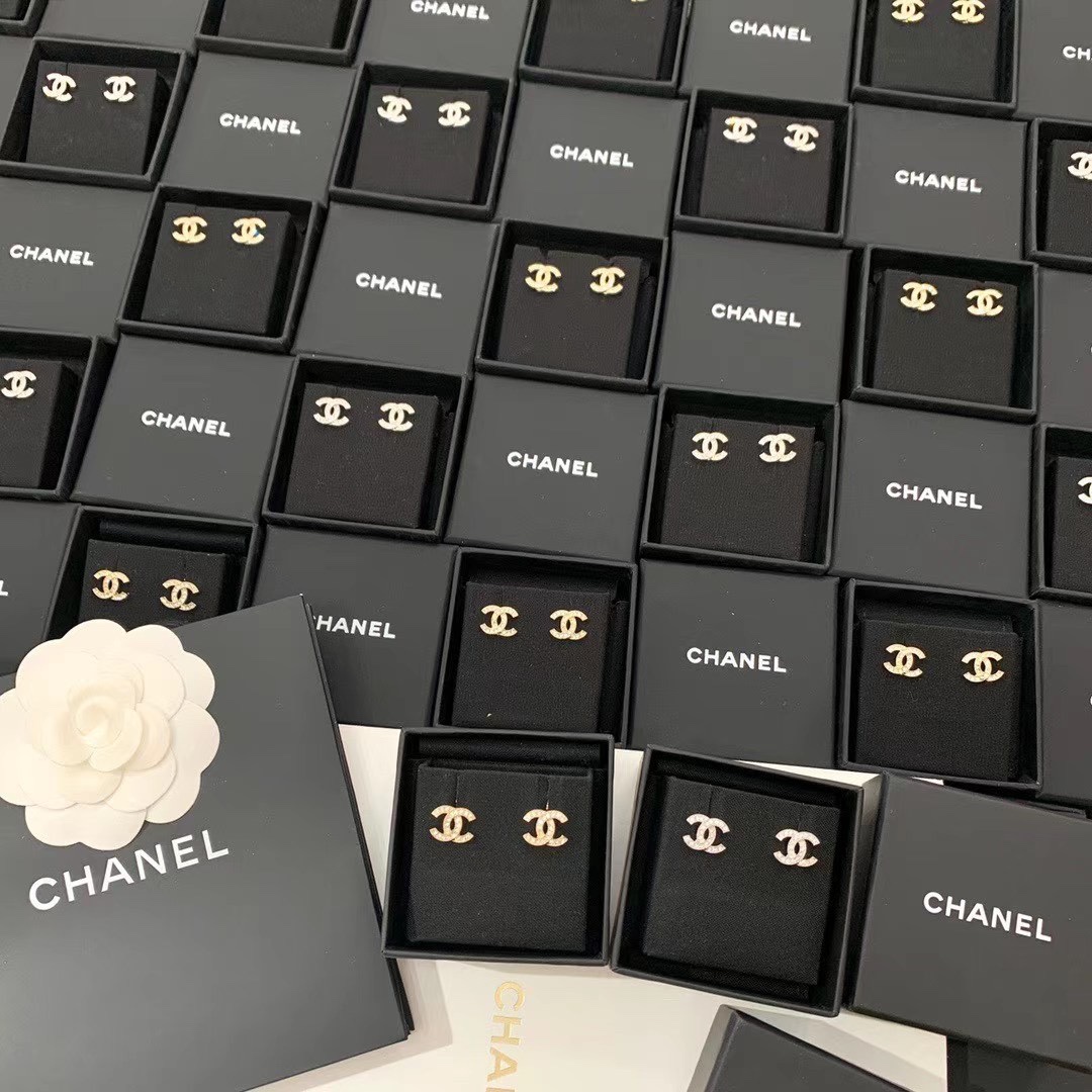 NO:634882,88150, pay tribute to the classics [Ch@nel classic small double C logo earrings] ZP, an earring that no one at any age will say No to, it is rare to find it, treasures, the counter is truly out of stock [wit] Please cherish the spot, earrings, Cartier high-end jewelry1986090988150,向经典致敬【Ch@nel经典小双C logo耳钉】ZP ,一款任何人任何年龄都不会say No的耳环,可遇不可求,宝们,专柜名副其实的断货王[机智]请珍惜现货,,earrings,卡迪亚高端饰品,Jewelry