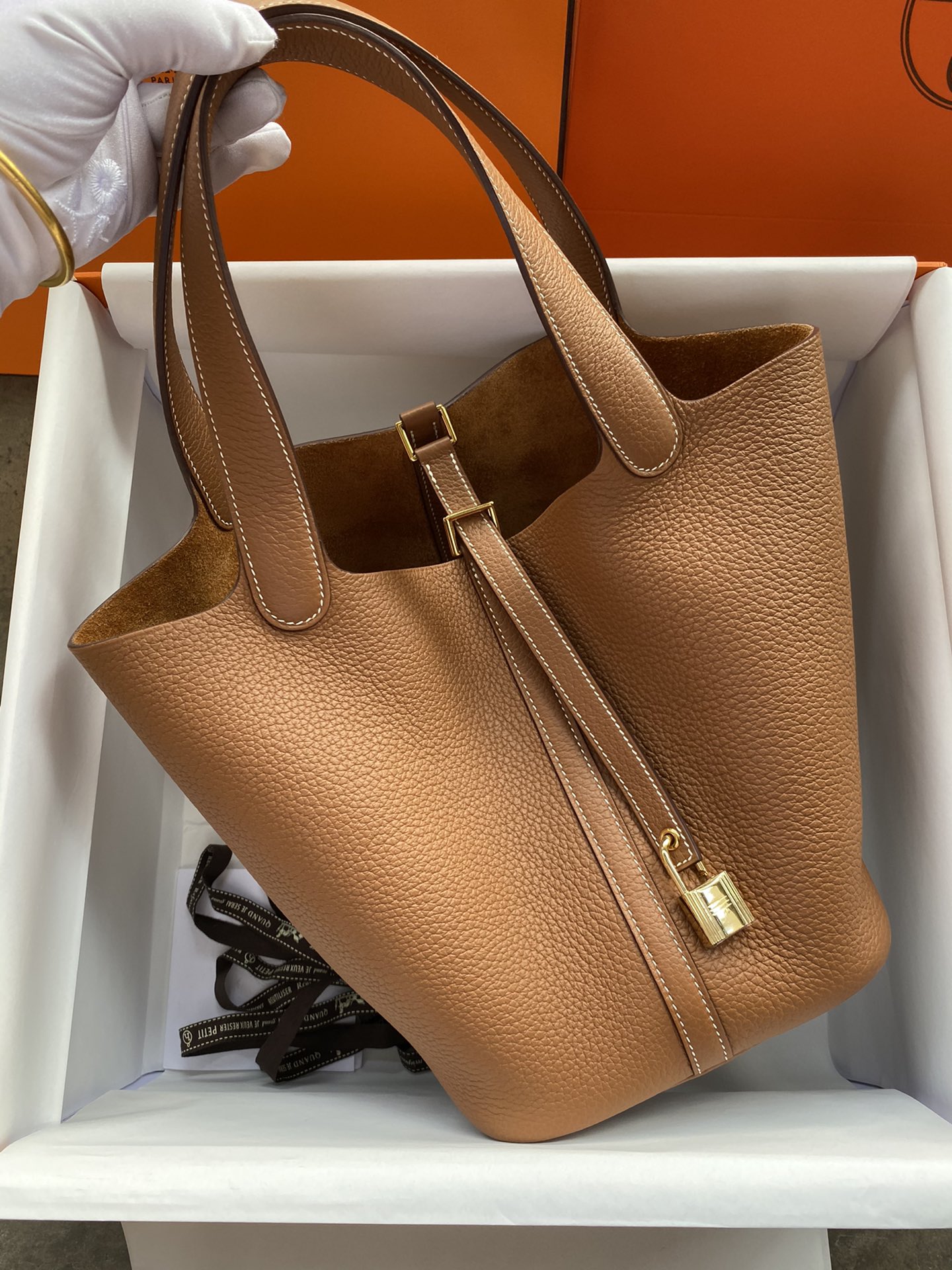 Disponible en stock ✈️✈️ Bolso cesta Picotin 22cm en cuero Taurillon Clemence importado, marrón dorado, cierre dorado