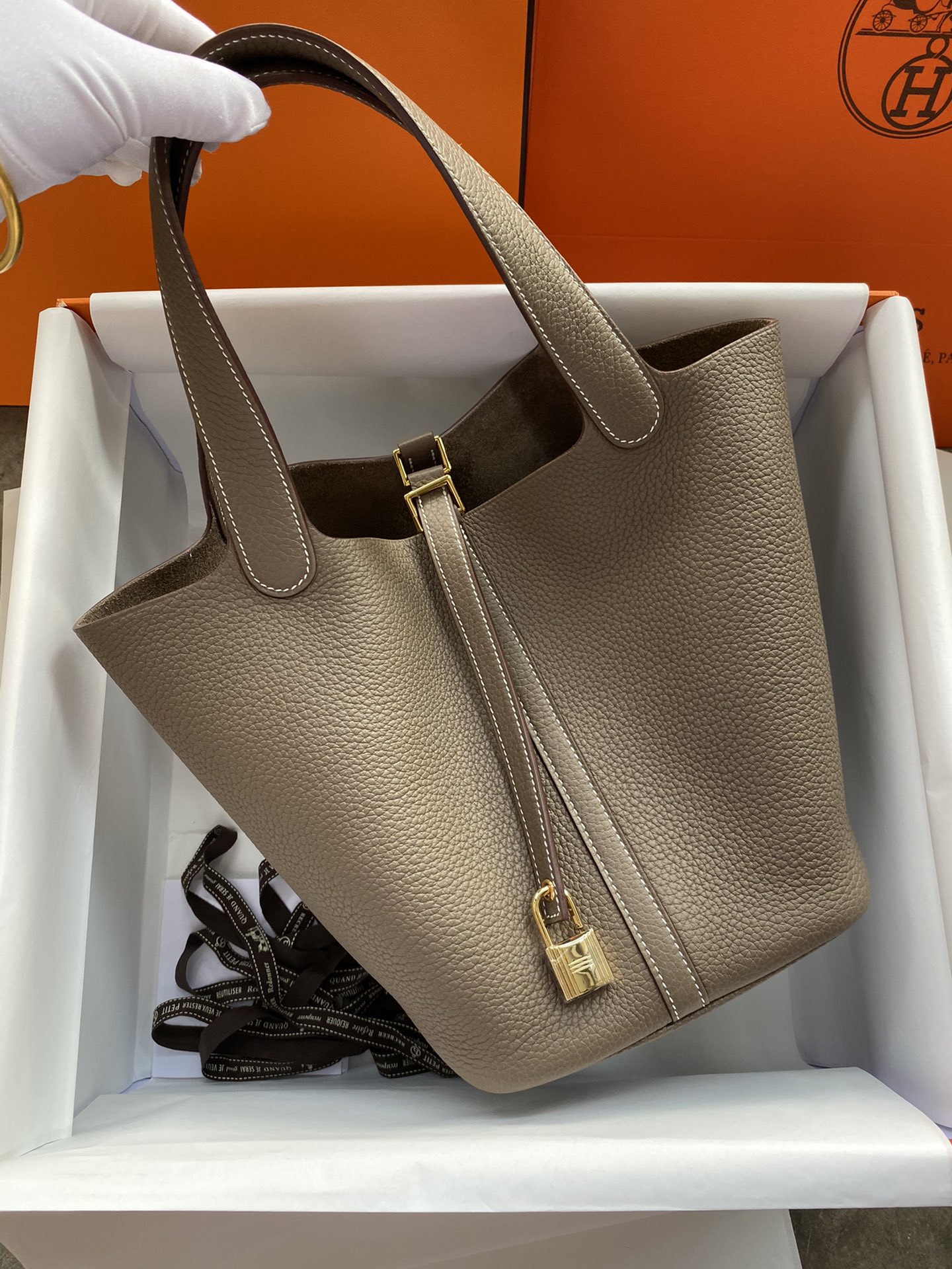 Disponible en stock ✈️✈️ Bolso cesta Picotin 22cm en cuero Taurillon Clemence importado, gris elefante, cierre dorado