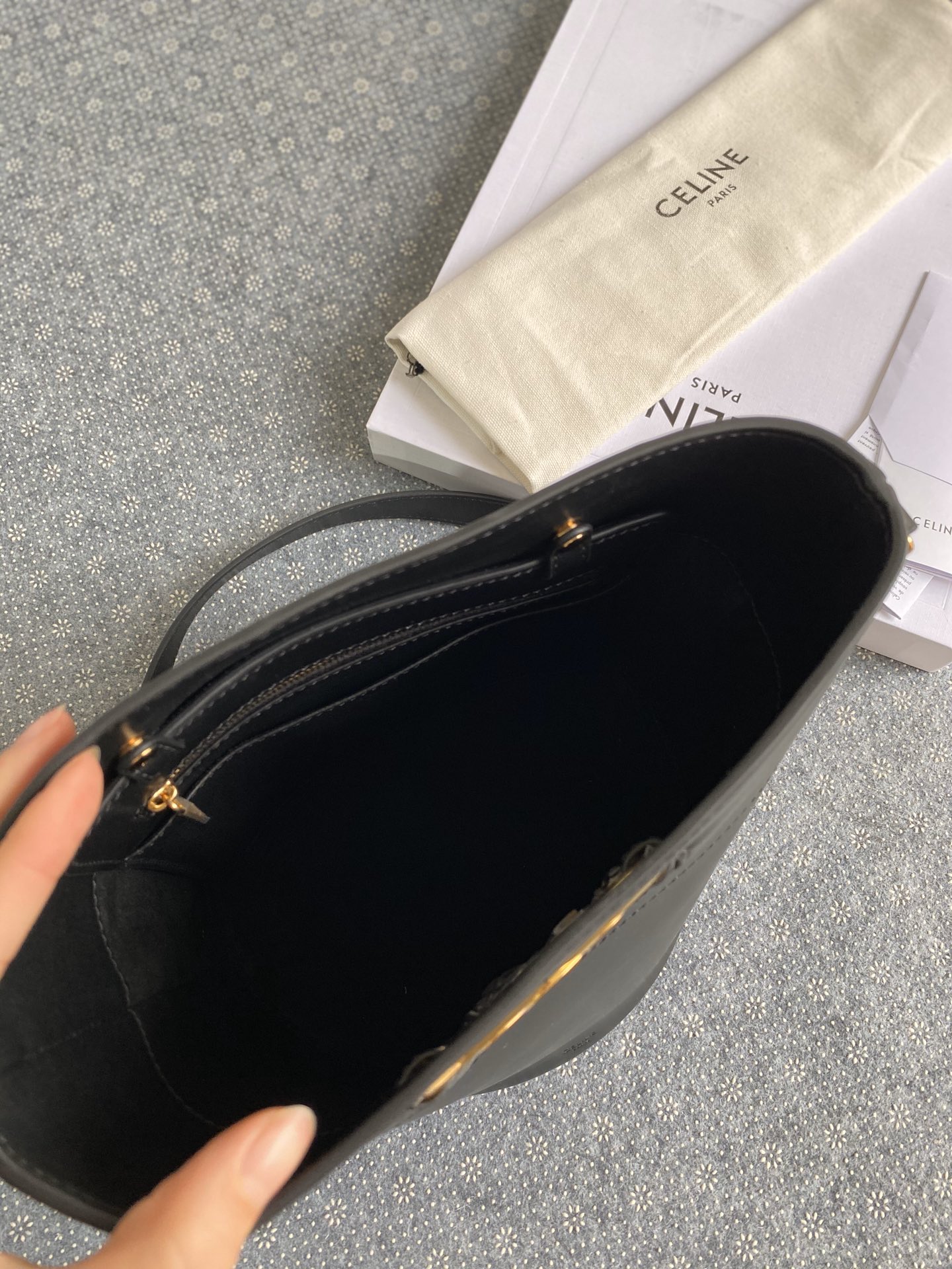 Celine 赛琳凯旋门水桶包•黑色
