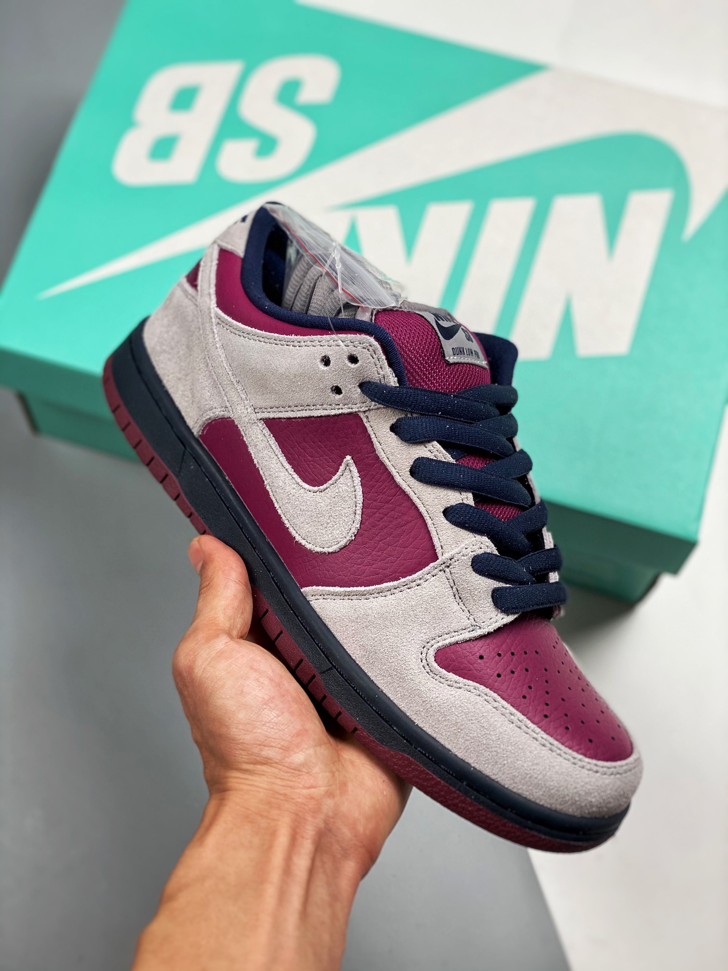 NK SB Dunk Low True Berry 波尔多 红灰 纯原生产线 #原厂织唛标 一致匹配原版 #全市场唯一正确鞋带绑法 #原楦原纸板开发 匹配原版98%以上 #后跟垫棉独家呈现 后跟反口里弧度正确 #全新后跟电绣 电绣针数与正…