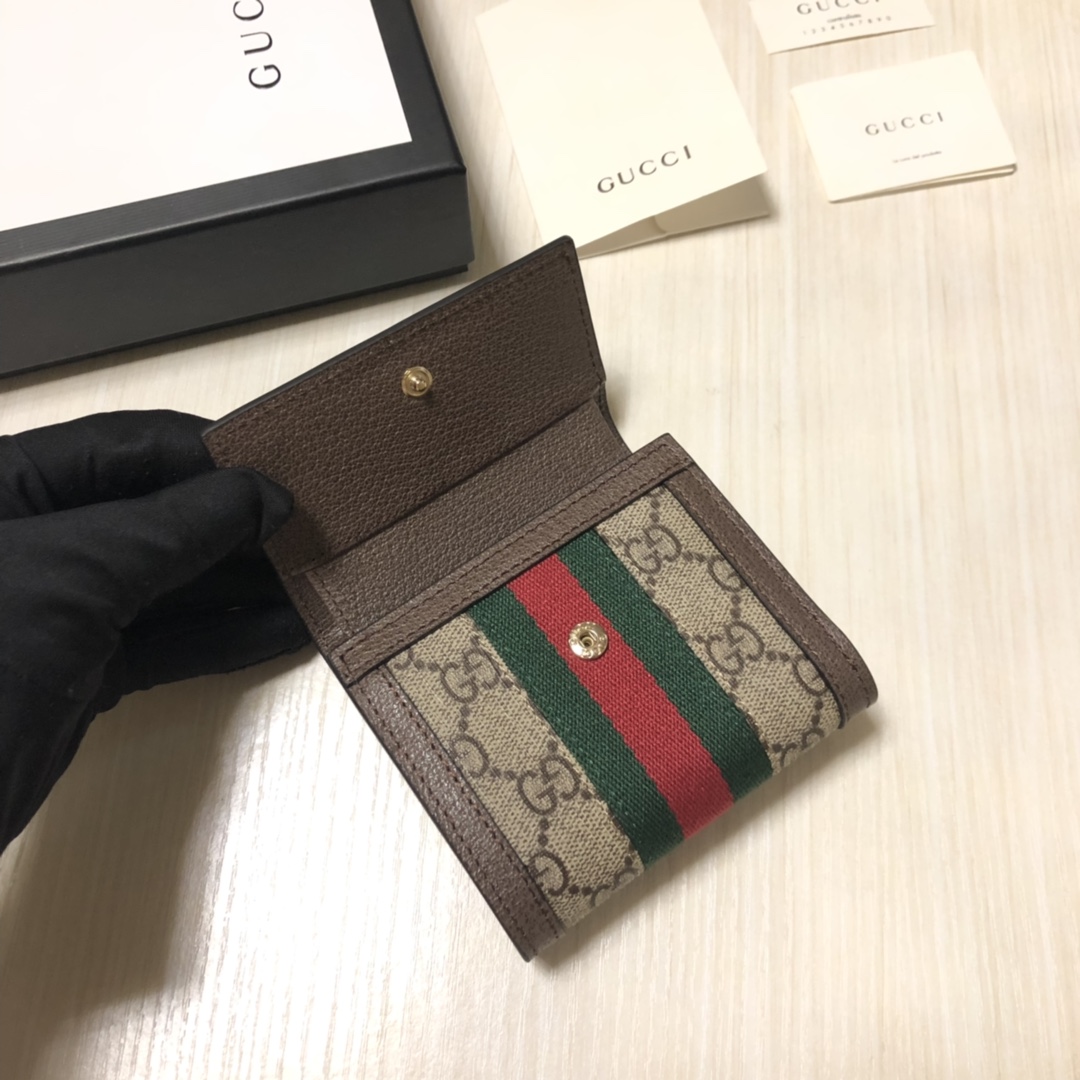 于1970年代开始使用的GG标识，由始于1930年代的早期Gucci钻石菱格纹演化而来。这款短款钱包将标