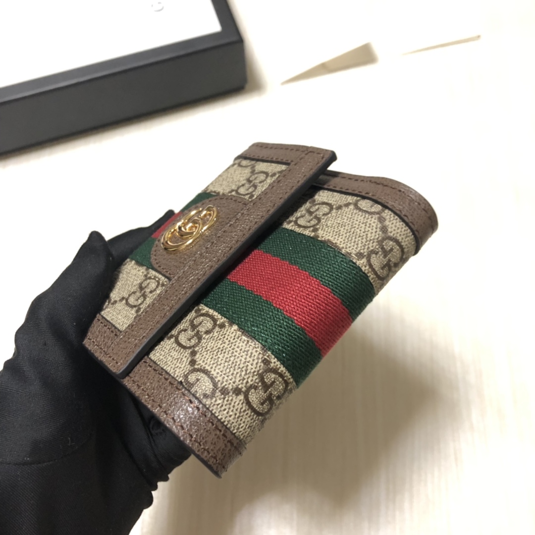 于1970年代开始使用的GG标识，由始于1930年代的早期Gucci钻石菱格纹演化而来。这款短款钱包将标