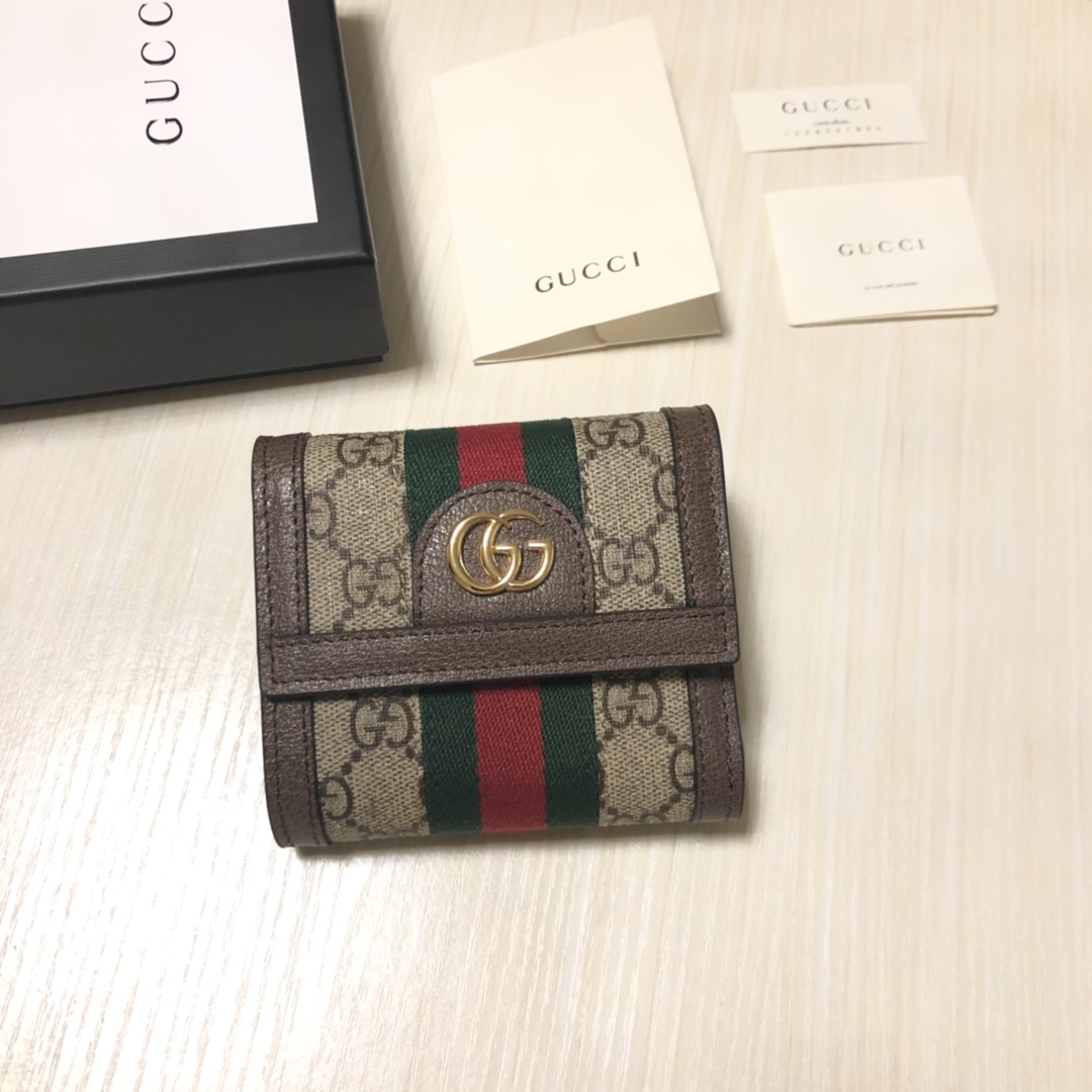于1970年代开始使用的GG标识，由始于1930年代的早期Gucci钻石菱格纹演化而来。这款短款钱包将标
