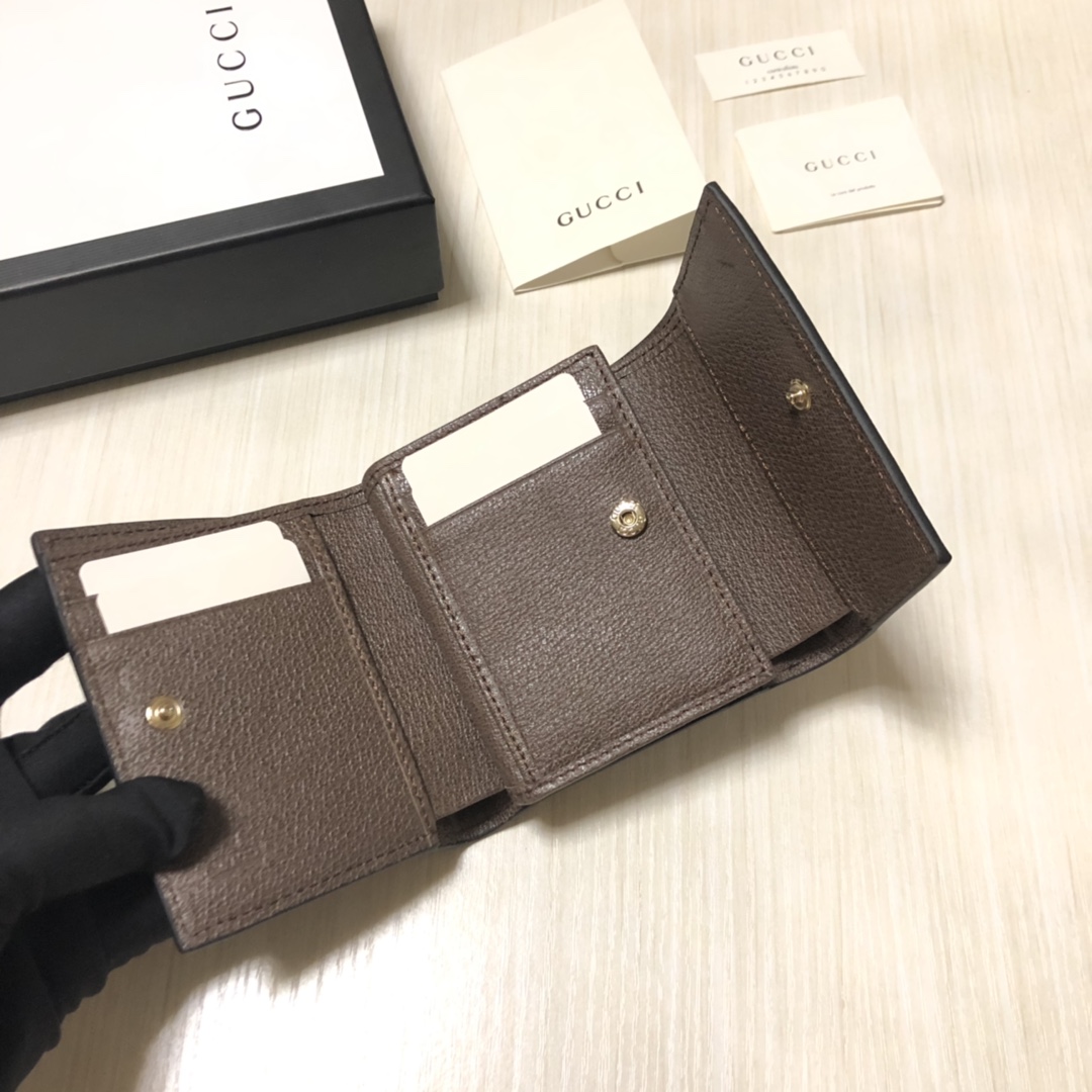 于1970年代开始使用的GG标识，由始于1930年代的早期Gucci钻石菱格纹演化而来。这款短款钱包将标
