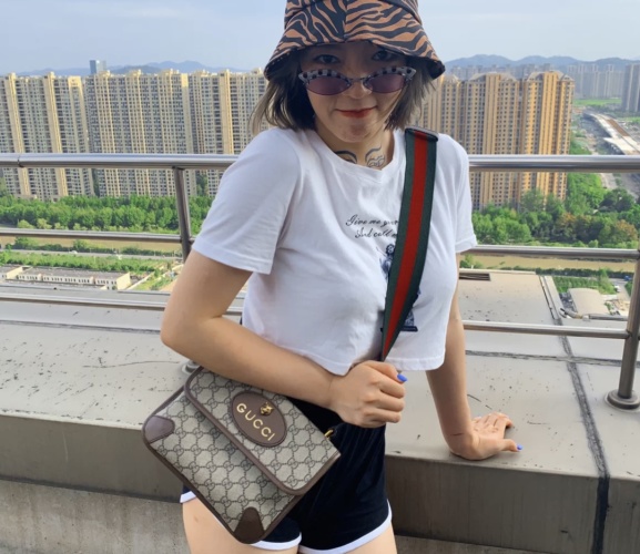 GG Supreme Messenger Bag With Tiger Head, 22cm 1 GG Supreme Messenger Bag With Tiger Head, 22cm