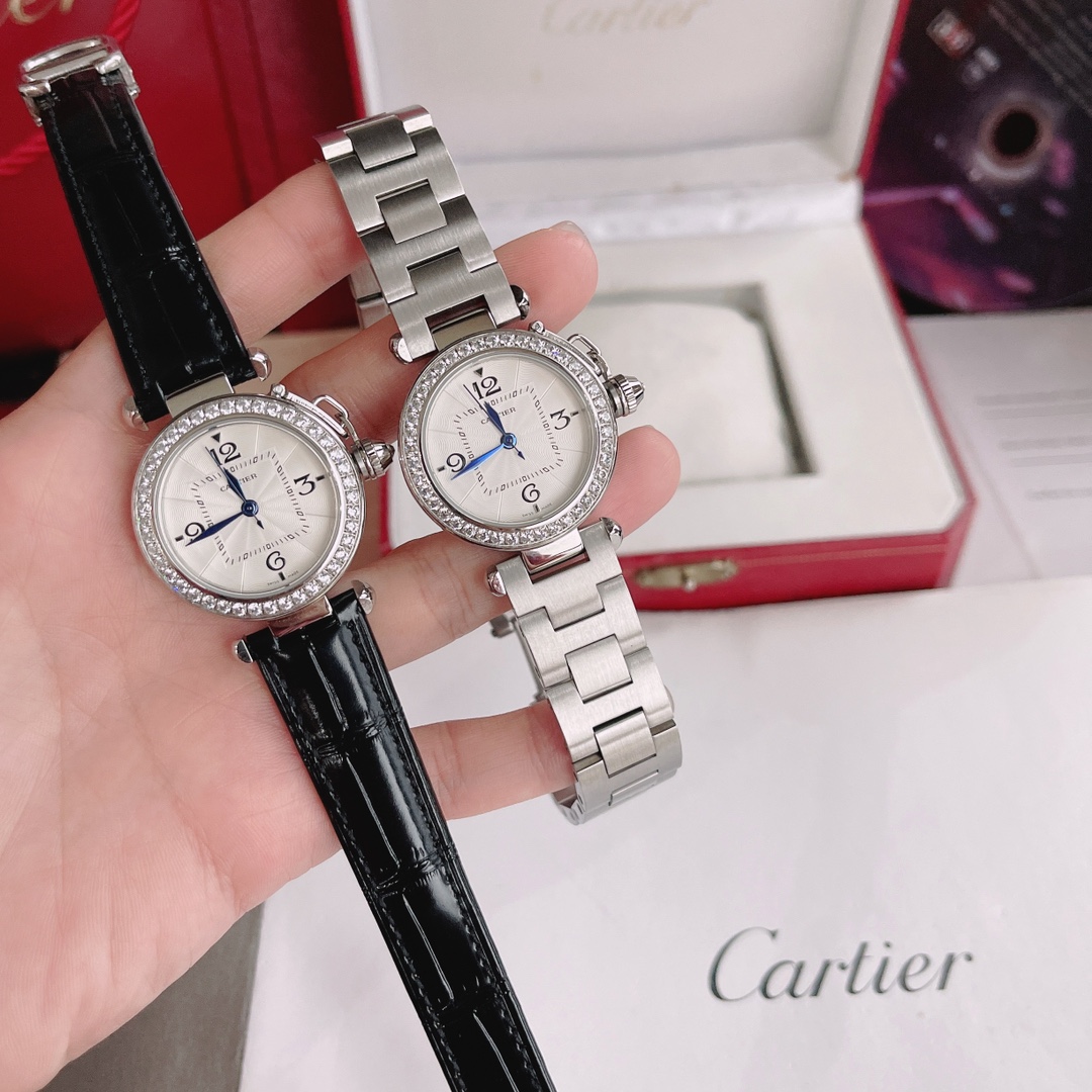 Cartier 卡地亚帕莎系列 腕表，方中有圆，35毫米表款，316L精钢表壳，意大利小牛皮表带，淬火钢蓝指针，蓝宝石水晶镜面