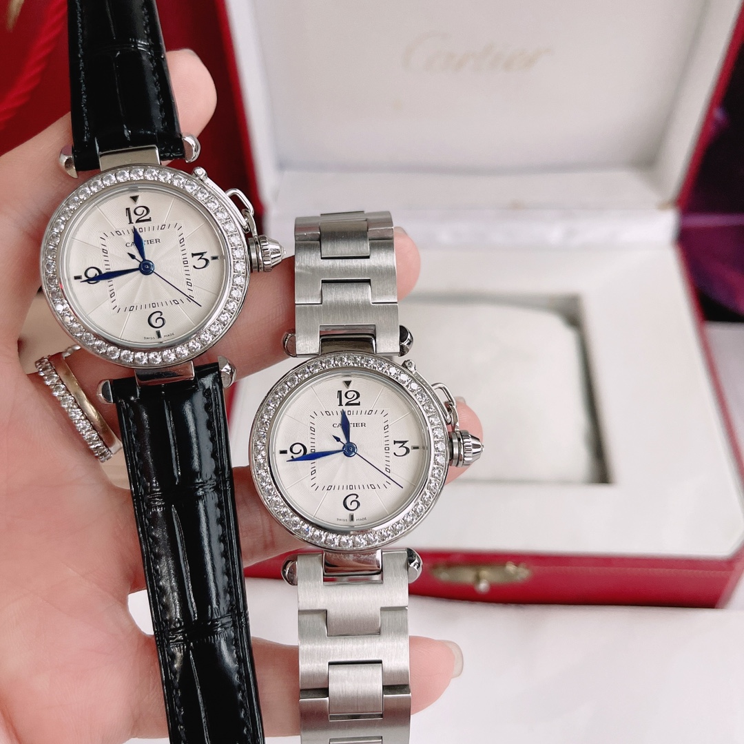 Cartier 卡地亚帕莎系列 腕表，方中有圆，35毫米表款，316L精钢表壳，意大利小牛皮表带，淬火钢蓝指针，蓝宝石水晶镜面