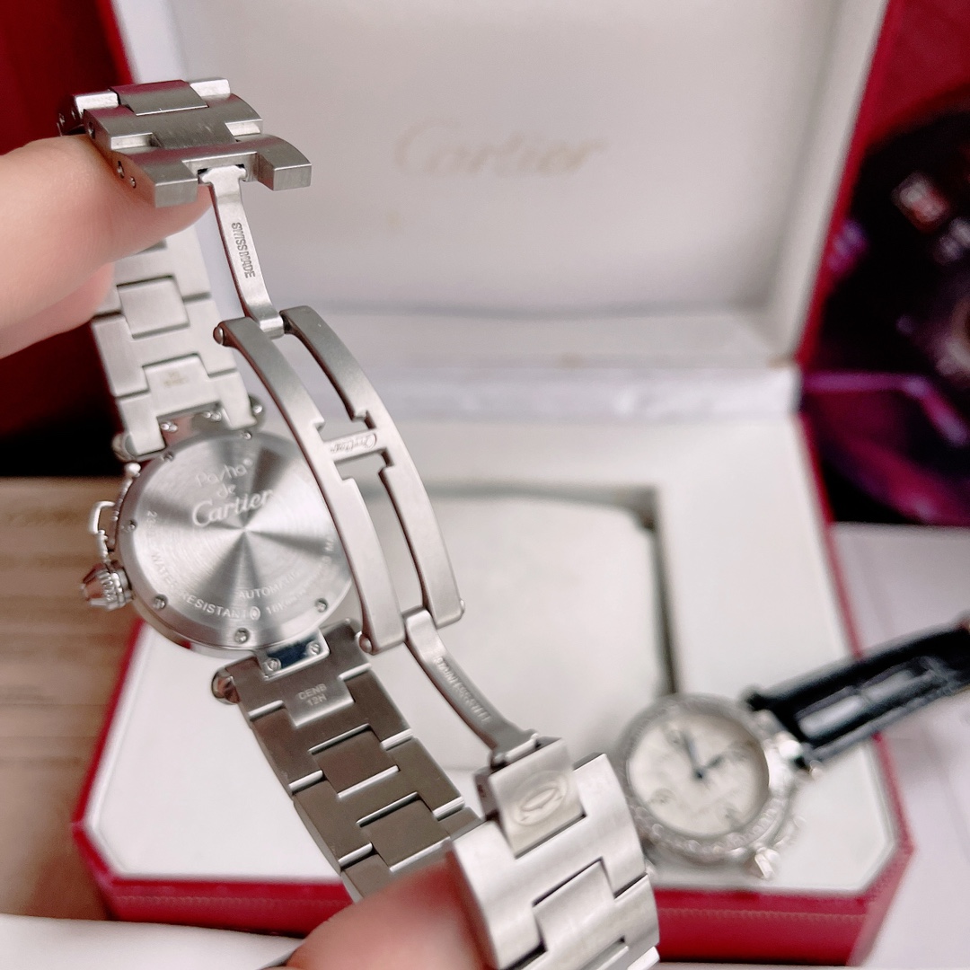 Cartier 卡地亚帕莎系列 腕表，方中有圆，35毫米表款，316L精钢表壳，意大利小牛皮表带，淬火钢蓝指针，蓝宝石水晶镜面