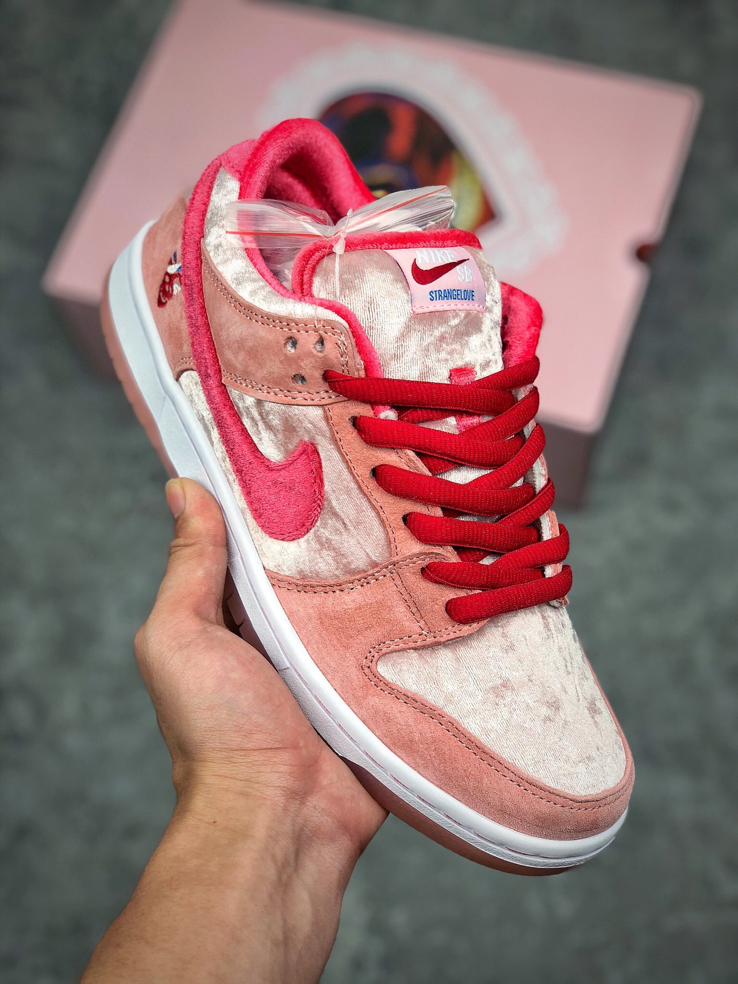  终端放货
NK SB Dunk Low x StrangeLove 
白粉情人节 大厂纯原出品 性价比极高
原材料无色差 同源正品天鹅绒原材 
精美电绣超高还原 正确水晶大底
原厂天鹅绒材料 全套原装原盒配件 
SIZE: 36 36.5 37.5 38 38.5 39 40 40.5 41 42 42.5 43 44 44.5 45 46