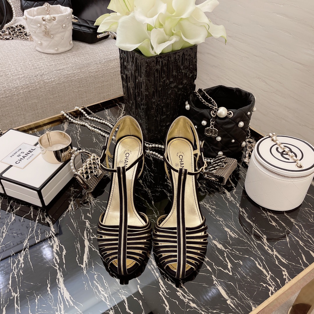 NO:170538,[Spot sale] * 22k spring and summer!  Counter [authentic level] version!  !  Goddess level!  !  This catwalk is unexpectedly elegant, full of a light and elegant atmosphere, adding a soft and beautiful atmosphere. Xiangjia is really surprised, and she has a mysterious temperament that is close and distant. It is an indispensable combination in the closet for dates, dinners and business trips. It calls on ladies to buy it together. This series is now available for sale!  !  The counter is purchased for 9,500!  !  The counter is original small goatskin, full-layer luxury genuine leather, the counters on the entire network can be inspected and compared, and different packages are returned and exchanged. Official catalog Number 35-40, all equipped with genuine Italian packaging, including counter inspection chip cards, sandals, chanel, sandals, sheepskin19860909【现货发售】 * 22k春夏！ 专柜【正品级】版本！！ 女神级！！这期走秀款出乎意料的优雅,洋溢着轻快优雅的氛围,平添柔美气息,香家真是太惊喜了,上脚更是有种若即若离的神秘气质, 约会聚餐出差衣橱里不可缺少的搭配,呼唤小姐们们集体入手,本系列现已登陆发售！！ 专柜以9500购入！！专柜原厂小山羊皮,全层奢侈真皮大地,全网专柜可验货对比,不一样包退包换. 官方目录 码数35-40 均配有意大利正品包装 含有专柜验货芯片卡,凉鞋,chanel,sandals,sheepskin,Women's Shoes