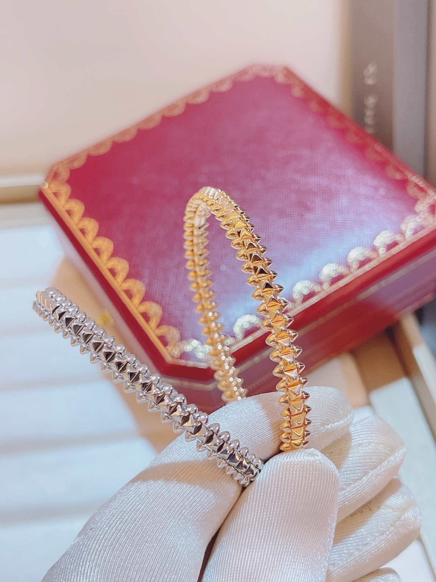 Cartier Juste un Clou bracelet en V gold, minimaliste et personnalisé, à porter en superposition - qualité supérieure