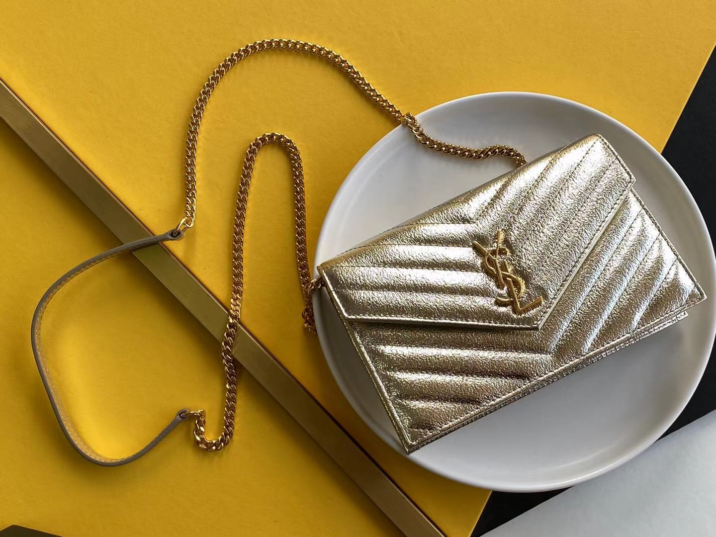 Ball pattern cowhide chain clutch crossbody bag