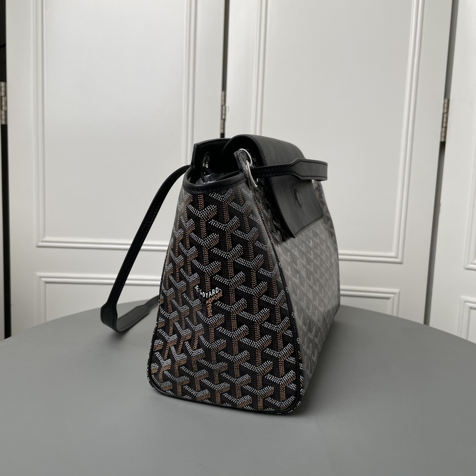 💰 650 戈雅 Rouette出货，目前我们手上可供选择的购物袋款型现货有三款：有至经典又轻巧柔软的saint Louis tote，有迎合国人喜好的袋口有拉链包身相对硬挺的Artois购物袋。还有这款刚刚出货的 Goyard Rouette.
相对其他款，这款Rouette造型更为规整，双层加厚面料，包身更显硬挺，包底有活动支撑板，能保证在负重时包底不下坠。
包身造型可变，两侧可收入变成另一个包型，肩带有多种背法（网传有22种）这个我也没有仔细的深入研究，有兴趣的可以自己上网看看或者买回去自行研究一下。
肩带穿过包身两侧，负重时包包会自动封口，袋口处有一个双面皮质的盖子，可拿出来也可放在包内。
既能代替拉链的防盗防漏功能，又免去了反复开合拉链的麻烦，更增加了包包的多变造型。是这款包的设计亮点。肩带的中间段，做了加宽对设计，可以让肩背感觉更舒服，也是非常贴心的设计。