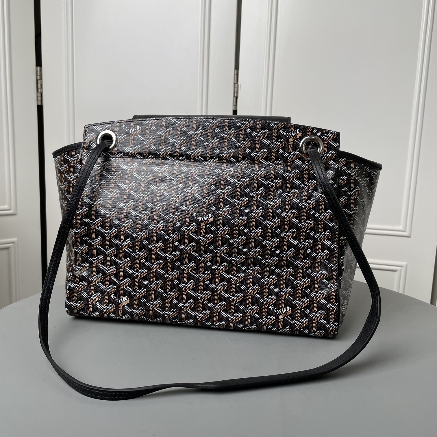 💰 650 戈雅 Rouette出货，目前我们手上可供选择的购物袋款型现货有三款：有至经典又轻巧柔软的saint Louis tote，有迎合国人喜好的袋口有拉链包身相对硬挺的Artois购物袋。还有这款刚刚出货的 Goyard Rouette.
相对其他款，这款Rouette造型更为规整，双层加厚面料，包身更显硬挺，包底有活动支撑板，能保证在负重时包底不下坠。
包身造型可变，两侧可收入变成另一个包型，肩带有多种背法（网传有22种）这个我也没有仔细的深入研究，有兴趣的可以自己上网看看或者买回去自行研究一下。
肩带穿过包身两侧，负重时包包会自动封口，袋口处有一个双面皮质的盖子，可拿出来也可放在包内。
既能代替拉链的防盗防漏功能，又免去了反复开合拉链的麻烦，更增加了包包的多变造型。是这款包的设计亮点。肩带的中间段，做了加宽对设计，可以让肩背感觉更舒服，也是非常贴心的设计。
