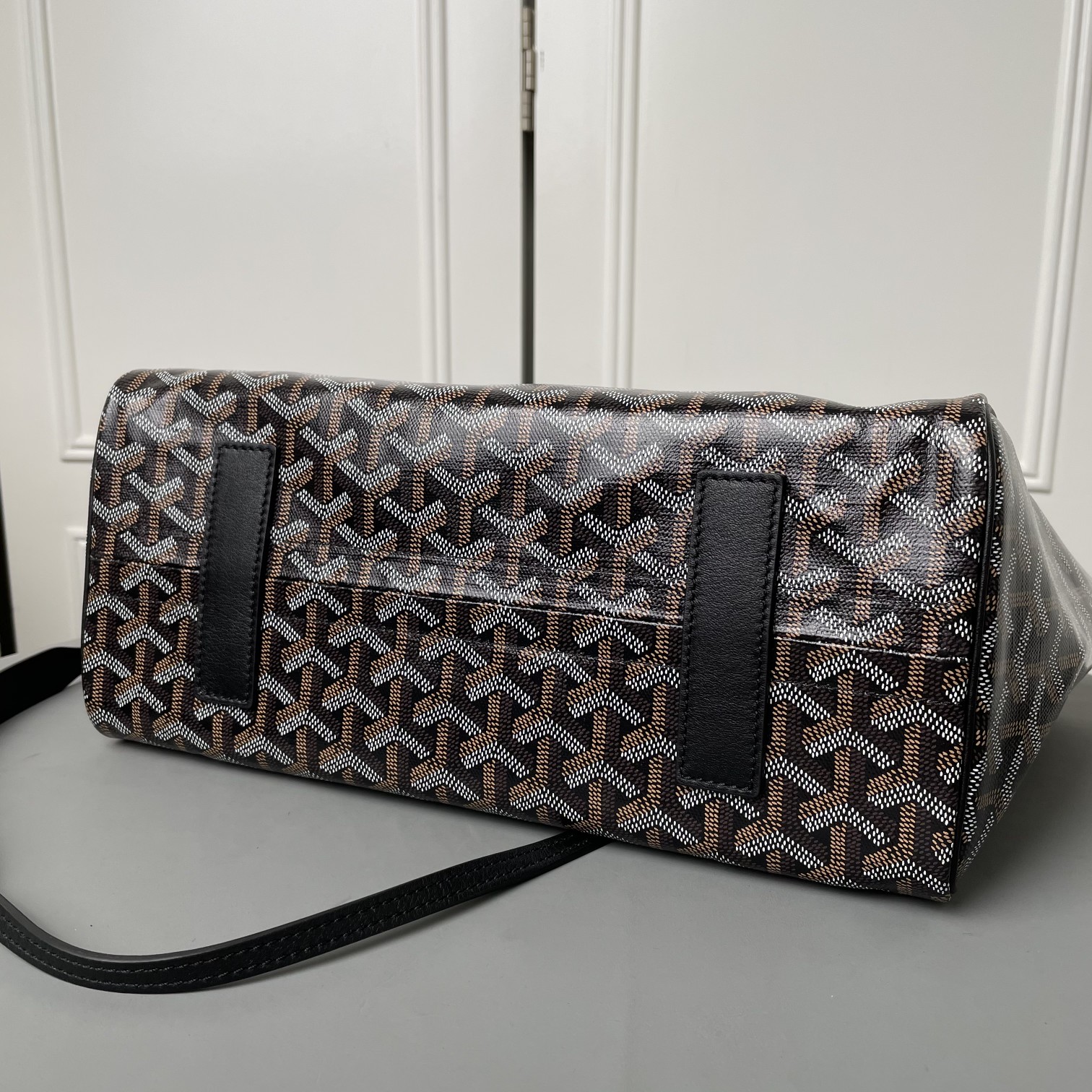 💰 650 戈雅 Rouette出货，目前我们手上可供选择的购物袋款型现货有三款：有至经典又轻巧柔软的saint Louis tote，有迎合国人喜好的袋口有拉链包身相对硬挺的Artois购物袋。还有这款刚刚出货的 Goyard Rouette.
相对其他款，这款Rouette造型更为规整，双层加厚面料，包身更显硬挺，包底有活动支撑板，能保证在负重时包底不下坠。
包身造型可变，两侧可收入变成另一个包型，肩带有多种背法（网传有22种）这个我也没有仔细的深入研究，有兴趣的可以自己上网看看或者买回去自行研究一下。
肩带穿过包身两侧，负重时包包会自动封口，袋口处有一个双面皮质的盖子，可拿出来也可放在包内。
既能代替拉链的防盗防漏功能，又免去了反复开合拉链的麻烦，更增加了包包的多变造型。是这款包的设计亮点。肩带的中间段，做了加宽对设计，可以让肩背感觉更舒服，也是非常贴心的设计。