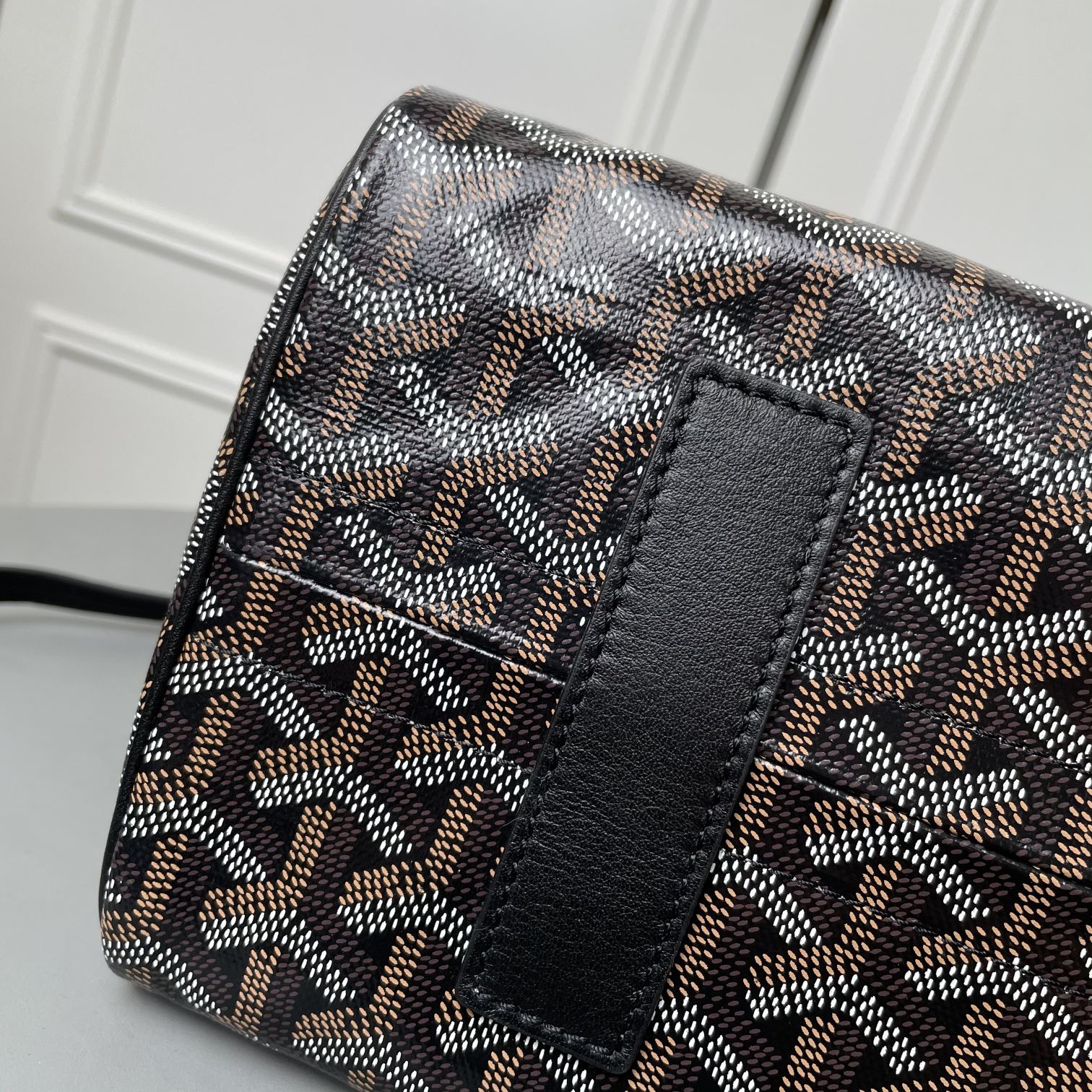 💰 650 戈雅 Rouette出货，目前我们手上可供选择的购物袋款型现货有三款：有至经典又轻巧柔软的saint Louis tote，有迎合国人喜好的袋口有拉链包身相对硬挺的Artois购物袋。还有这款刚刚出货的 Goyard Rouette.
相对其他款，这款Rouette造型更为规整，双层加厚面料，包身更显硬挺，包底有活动支撑板，能保证在负重时包底不下坠。
包身造型可变，两侧可收入变成另一个包型，肩带有多种背法（网传有22种）这个我也没有仔细的深入研究，有兴趣的可以自己上网看看或者买回去自行研究一下。
肩带穿过包身两侧，负重时包包会自动封口，袋口处有一个双面皮质的盖子，可拿出来也可放在包内。
既能代替拉链的防盗防漏功能，又免去了反复开合拉链的麻烦，更增加了包包的多变造型。是这款包的设计亮点。肩带的中间段，做了加宽对设计，可以让肩背感觉更舒服，也是非常贴心的设计。