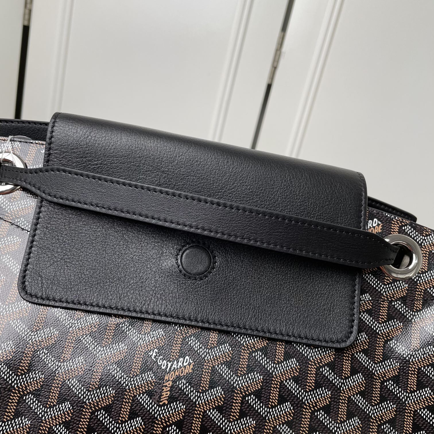 💰 650 戈雅 Rouette出货，目前我们手上可供选择的购物袋款型现货有三款：有至经典又轻巧柔软的saint Louis tote，有迎合国人喜好的袋口有拉链包身相对硬挺的Artois购物袋。还有这款刚刚出货的 Goyard Rouette.
相对其他款，这款Rouette造型更为规整，双层加厚面料，包身更显硬挺，包底有活动支撑板，能保证在负重时包底不下坠。
包身造型可变，两侧可收入变成另一个包型，肩带有多种背法（网传有22种）这个我也没有仔细的深入研究，有兴趣的可以自己上网看看或者买回去自行研究一下。
肩带穿过包身两侧，负重时包包会自动封口，袋口处有一个双面皮质的盖子，可拿出来也可放在包内。
既能代替拉链的防盗防漏功能，又免去了反复开合拉链的麻烦，更增加了包包的多变造型。是这款包的设计亮点。肩带的中间段，做了加宽对设计，可以让肩背感觉更舒服，也是非常贴心的设计。