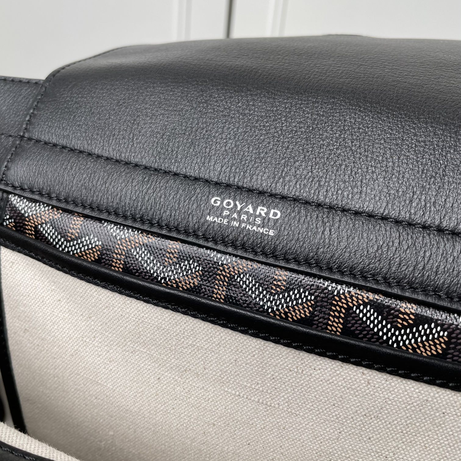 💰 650 戈雅 Rouette出货，目前我们手上可供选择的购物袋款型现货有三款：有至经典又轻巧柔软的saint Louis tote，有迎合国人喜好的袋口有拉链包身相对硬挺的Artois购物袋。还有这款刚刚出货的 Goyard Rouette.
相对其他款，这款Rouette造型更为规整，双层加厚面料，包身更显硬挺，包底有活动支撑板，能保证在负重时包底不下坠。
包身造型可变，两侧可收入变成另一个包型，肩带有多种背法（网传有22种）这个我也没有仔细的深入研究，有兴趣的可以自己上网看看或者买回去自行研究一下。
肩带穿过包身两侧，负重时包包会自动封口，袋口处有一个双面皮质的盖子，可拿出来也可放在包内。
既能代替拉链的防盗防漏功能，又免去了反复开合拉链的麻烦，更增加了包包的多变造型。是这款包的设计亮点。肩带的中间段，做了加宽对设计，可以让肩背感觉更舒服，也是非常贴心的设计。