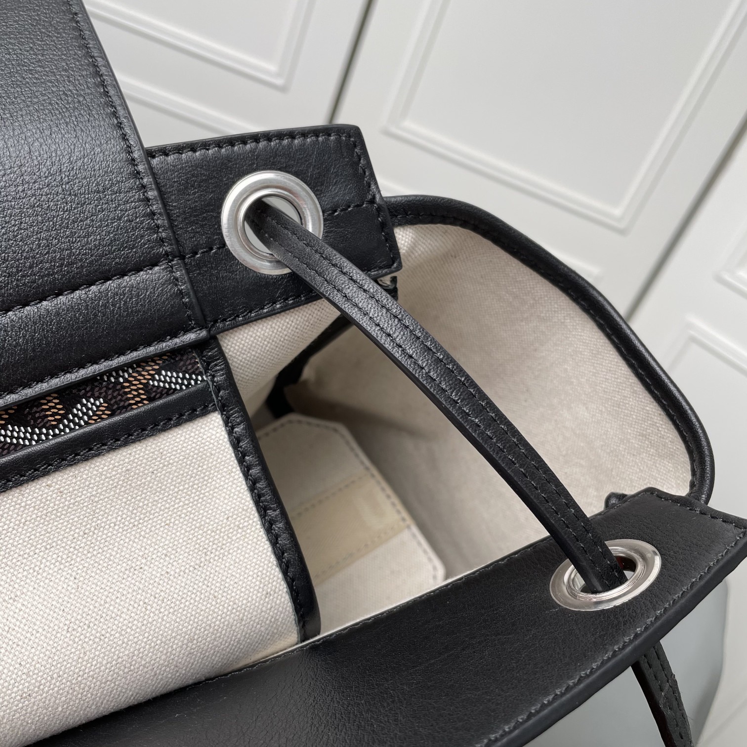 💰 650 戈雅 Rouette出货，目前我们手上可供选择的购物袋款型现货有三款：有至经典又轻巧柔软的saint Louis tote，有迎合国人喜好的袋口有拉链包身相对硬挺的Artois购物袋。还有这款刚刚出货的 Goyard Rouette.
相对其他款，这款Rouette造型更为规整，双层加厚面料，包身更显硬挺，包底有活动支撑板，能保证在负重时包底不下坠。
包身造型可变，两侧可收入变成另一个包型，肩带有多种背法（网传有22种）这个我也没有仔细的深入研究，有兴趣的可以自己上网看看或者买回去自行研究一下。
肩带穿过包身两侧，负重时包包会自动封口，袋口处有一个双面皮质的盖子，可拿出来也可放在包内。
既能代替拉链的防盗防漏功能，又免去了反复开合拉链的麻烦，更增加了包包的多变造型。是这款包的设计亮点。肩带的中间段，做了加宽对设计，可以让肩背感觉更舒服，也是非常贴心的设计。