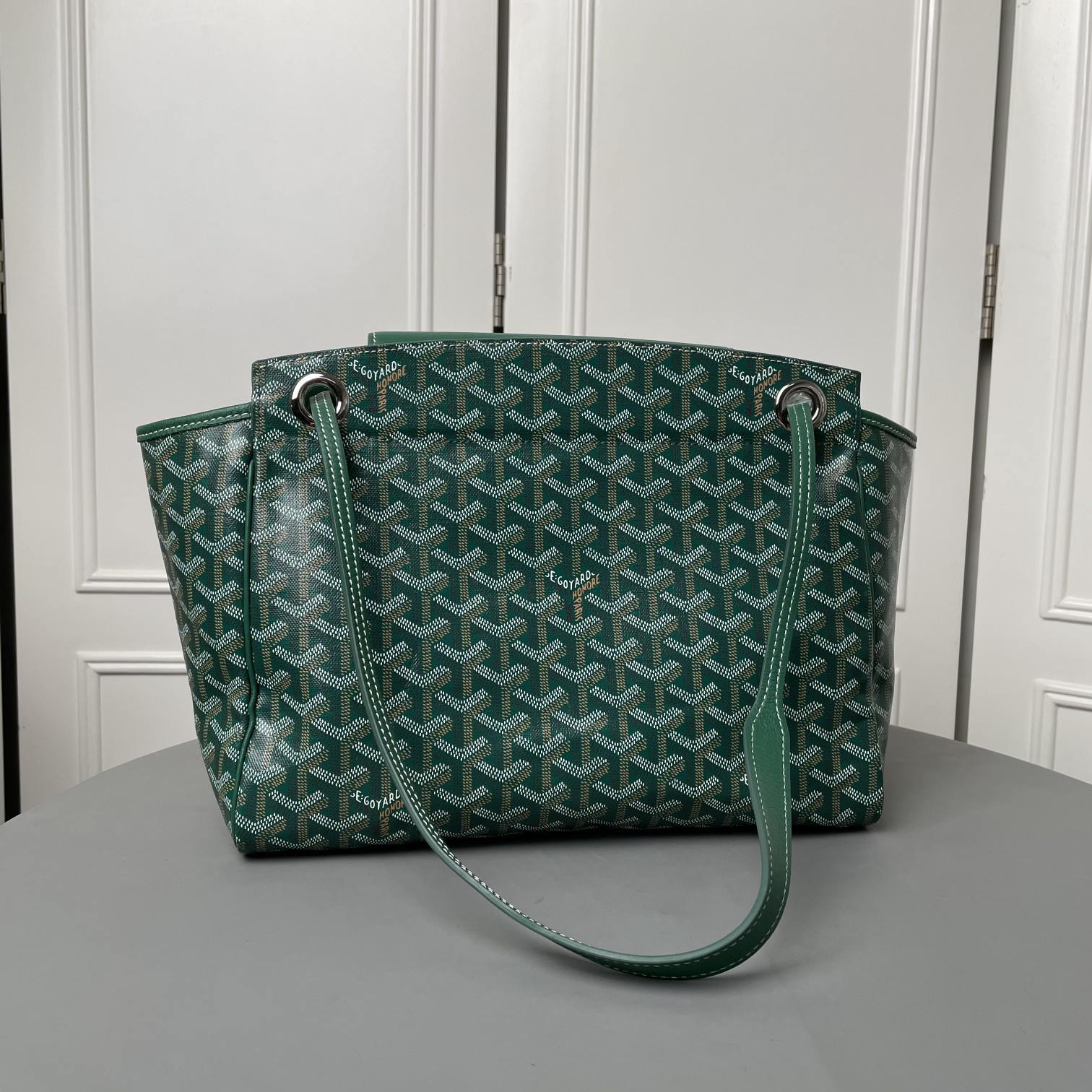 💰650 戈雅 Rouette出货，目前我们手上可供选择的购物袋款型现货有三款：有至经典又轻巧柔软的saint Louis tote，有迎合国人喜好的袋口有拉链包身相对硬挺的Artois购物袋。还有这款刚刚出货的 Goyard Rouette.
相对其他款，这款Rouette造型更为规整，双层加厚面料，包身更显硬挺，包底有活动支撑板，能保证在负重时包底不下坠。
包身造型可变，两侧可收入变成另一个包型，肩带有多种背法（网传有22种）这个我也没有仔细的深入研究，有兴趣的可以自己上网看看或者买回去自行研究一下。
肩带穿过包身两侧，负重时包包会自动封口，袋口处有一个双面皮质的盖子，可拿出来也可放在包内。
既能代替拉链的防盗防漏功能，又免去了反复开合拉链的麻烦，更增加了包包的多变造型。是这款包的设计亮点。肩带的中间段，做了加宽对设计，可以让肩背感觉更舒服，也是非常贴心的设计。