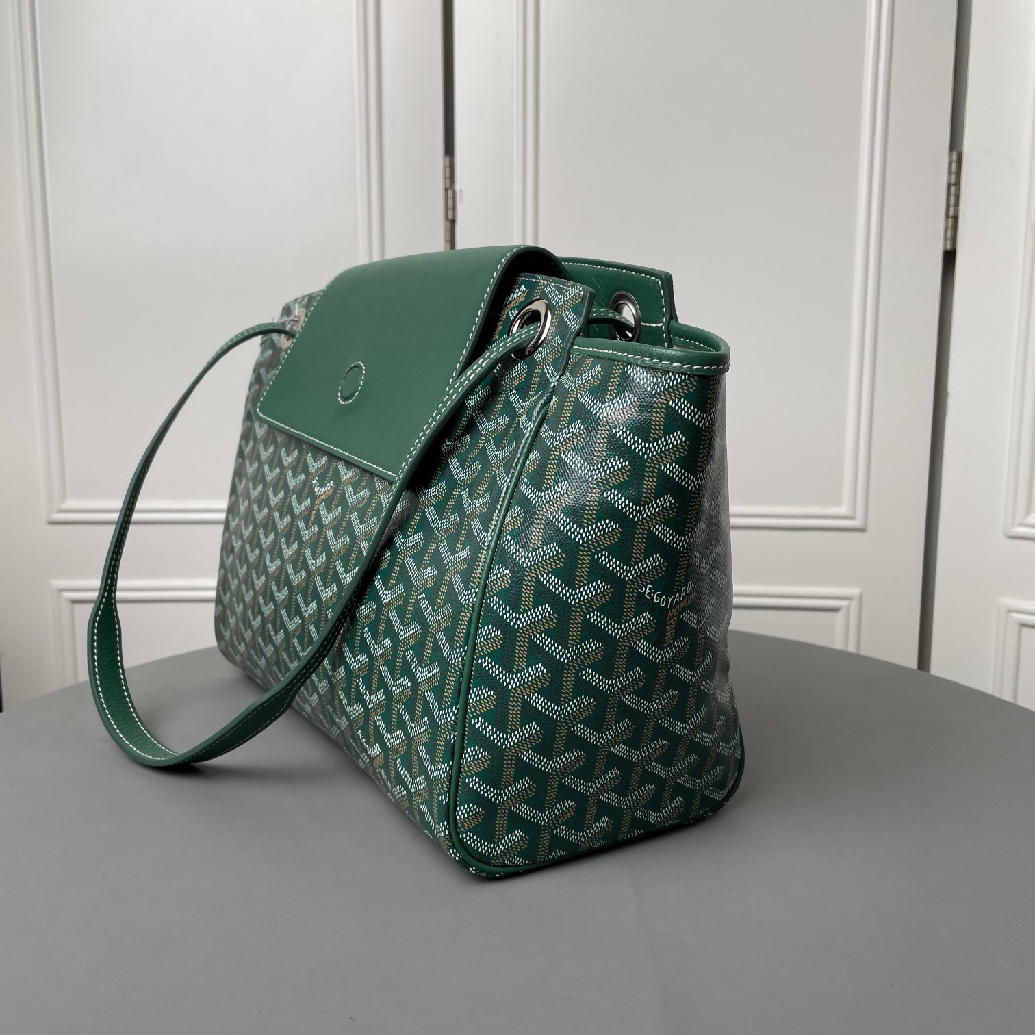 💰650 戈雅 Rouette出货，目前我们手上可供选择的购物袋款型现货有三款：有至经典又轻巧柔软的saint Louis tote，有迎合国人喜好的袋口有拉链包身相对硬挺的Artois购物袋。还有这款刚刚出货的 Goyard Rouette.
相对其他款，这款Rouette造型更为规整，双层加厚面料，包身更显硬挺，包底有活动支撑板，能保证在负重时包底不下坠。
包身造型可变，两侧可收入变成另一个包型，肩带有多种背法（网传有22种）这个我也没有仔细的深入研究，有兴趣的可以自己上网看看或者买回去自行研究一下。
肩带穿过包身两侧，负重时包包会自动封口，袋口处有一个双面皮质的盖子，可拿出来也可放在包内。
既能代替拉链的防盗防漏功能，又免去了反复开合拉链的麻烦，更增加了包包的多变造型。是这款包的设计亮点。肩带的中间段，做了加宽对设计，可以让肩背感觉更舒服，也是非常贴心的设计。