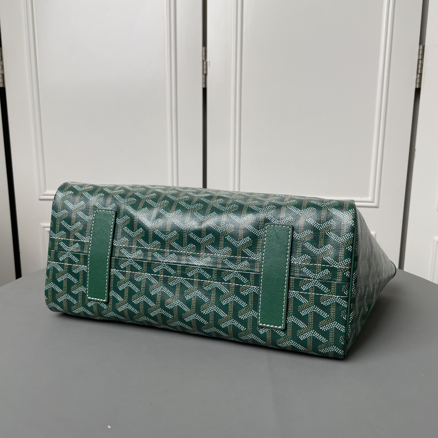 💰650 戈雅 Rouette出货，目前我们手上可供选择的购物袋款型现货有三款：有至经典又轻巧柔软的saint Louis tote，有迎合国人喜好的袋口有拉链包身相对硬挺的Artois购物袋。还有这款刚刚出货的 Goyard Rouette.
相对其他款，这款Rouette造型更为规整，双层加厚面料，包身更显硬挺，包底有活动支撑板，能保证在负重时包底不下坠。
包身造型可变，两侧可收入变成另一个包型，肩带有多种背法（网传有22种）这个我也没有仔细的深入研究，有兴趣的可以自己上网看看或者买回去自行研究一下。
肩带穿过包身两侧，负重时包包会自动封口，袋口处有一个双面皮质的盖子，可拿出来也可放在包内。
既能代替拉链的防盗防漏功能，又免去了反复开合拉链的麻烦，更增加了包包的多变造型。是这款包的设计亮点。肩带的中间段，做了加宽对设计，可以让肩背感觉更舒服，也是非常贴心的设计。