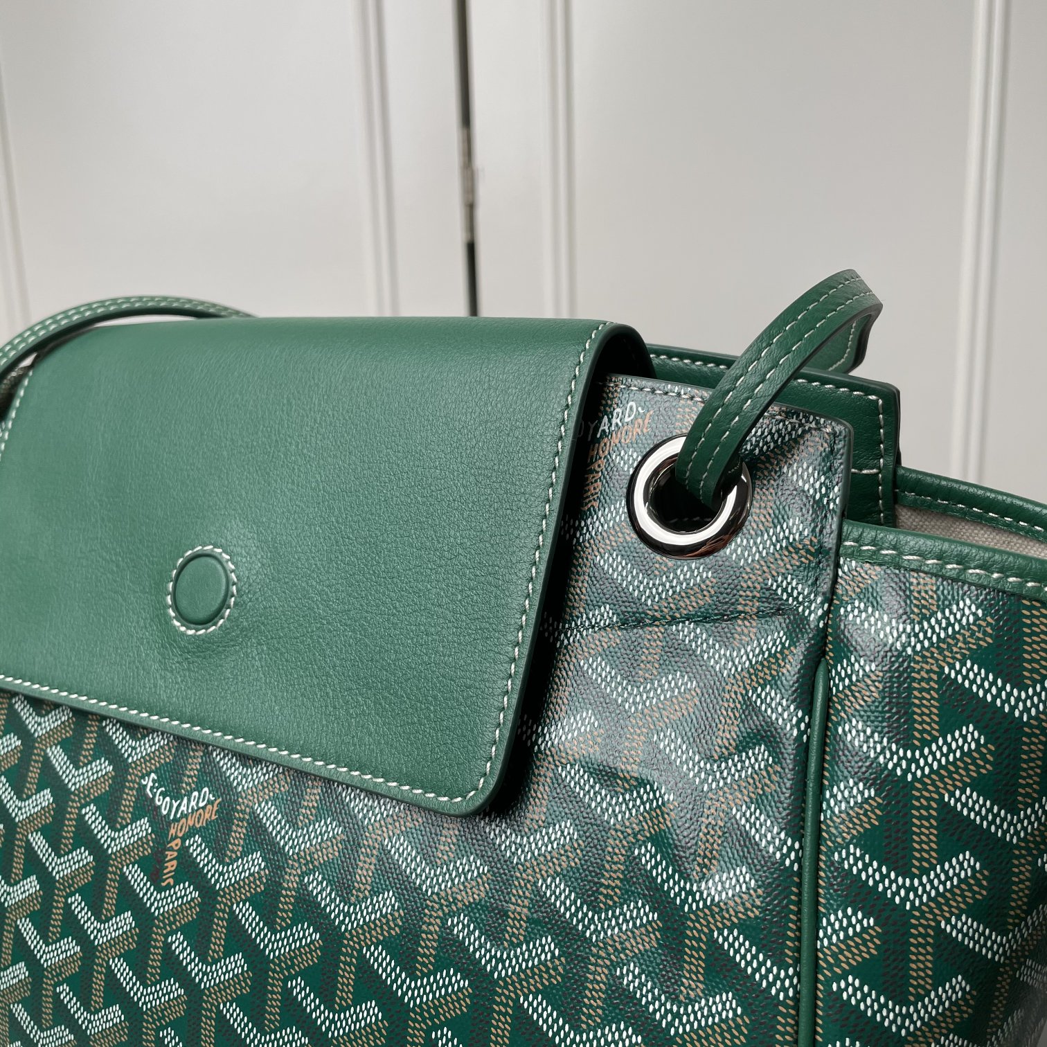 💰650 戈雅 Rouette出货，目前我们手上可供选择的购物袋款型现货有三款：有至经典又轻巧柔软的saint Louis tote，有迎合国人喜好的袋口有拉链包身相对硬挺的Artois购物袋。还有这款刚刚出货的 Goyard Rouette.
相对其他款，这款Rouette造型更为规整，双层加厚面料，包身更显硬挺，包底有活动支撑板，能保证在负重时包底不下坠。
包身造型可变，两侧可收入变成另一个包型，肩带有多种背法（网传有22种）这个我也没有仔细的深入研究，有兴趣的可以自己上网看看或者买回去自行研究一下。
肩带穿过包身两侧，负重时包包会自动封口，袋口处有一个双面皮质的盖子，可拿出来也可放在包内。
既能代替拉链的防盗防漏功能，又免去了反复开合拉链的麻烦，更增加了包包的多变造型。是这款包的设计亮点。肩带的中间段，做了加宽对设计，可以让肩背感觉更舒服，也是非常贴心的设计。