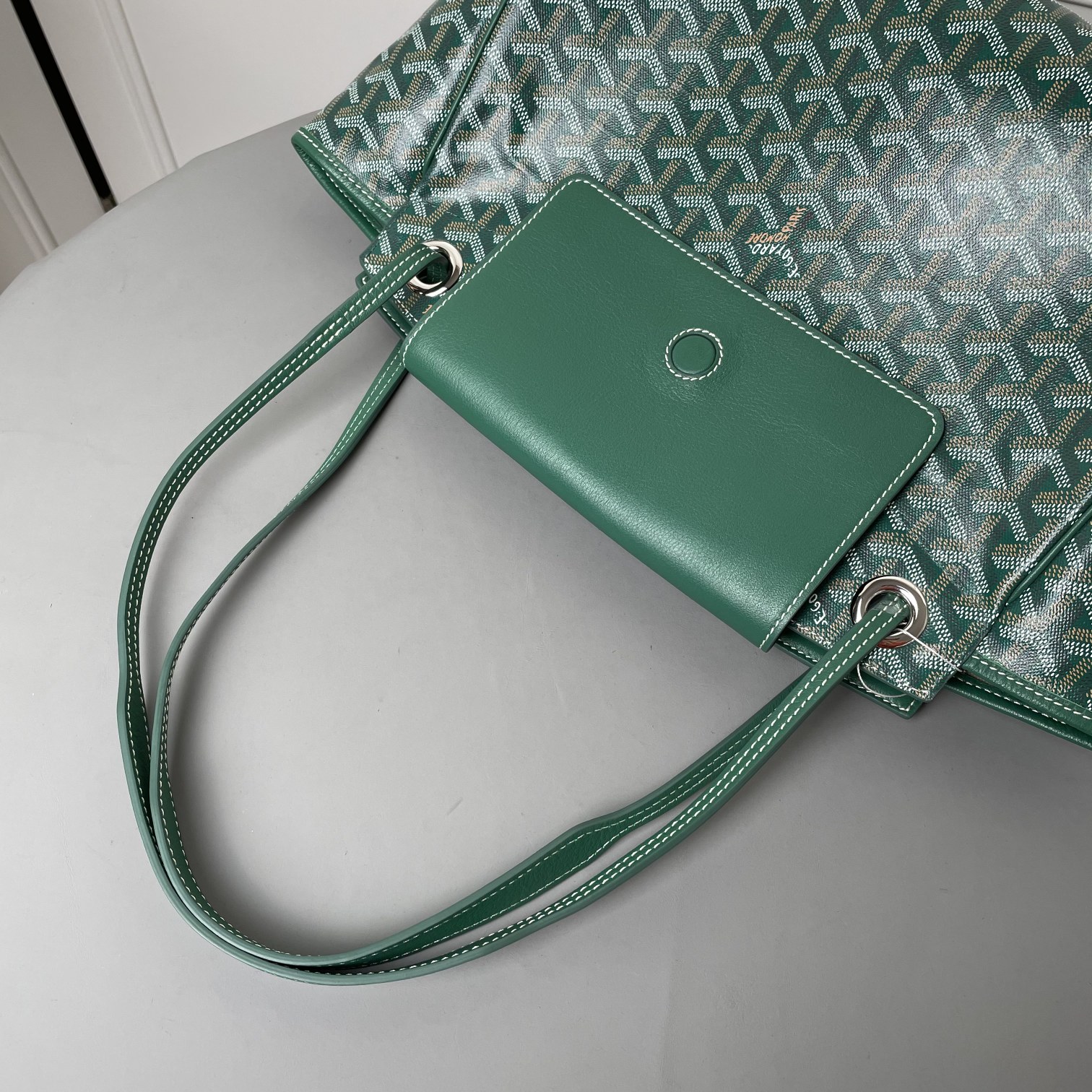 💰650 戈雅 Rouette出货，目前我们手上可供选择的购物袋款型现货有三款：有至经典又轻巧柔软的saint Louis tote，有迎合国人喜好的袋口有拉链包身相对硬挺的Artois购物袋。还有这款刚刚出货的 Goyard Rouette.
相对其他款，这款Rouette造型更为规整，双层加厚面料，包身更显硬挺，包底有活动支撑板，能保证在负重时包底不下坠。
包身造型可变，两侧可收入变成另一个包型，肩带有多种背法（网传有22种）这个我也没有仔细的深入研究，有兴趣的可以自己上网看看或者买回去自行研究一下。
肩带穿过包身两侧，负重时包包会自动封口，袋口处有一个双面皮质的盖子，可拿出来也可放在包内。
既能代替拉链的防盗防漏功能，又免去了反复开合拉链的麻烦，更增加了包包的多变造型。是这款包的设计亮点。肩带的中间段，做了加宽对设计，可以让肩背感觉更舒服，也是非常贴心的设计。