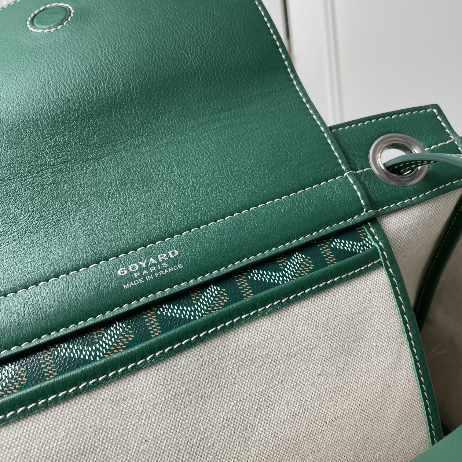 💰650 戈雅 Rouette出货，目前我们手上可供选择的购物袋款型现货有三款：有至经典又轻巧柔软的saint Louis tote，有迎合国人喜好的袋口有拉链包身相对硬挺的Artois购物袋。还有这款刚刚出货的 Goyard Rouette.
相对其他款，这款Rouette造型更为规整，双层加厚面料，包身更显硬挺，包底有活动支撑板，能保证在负重时包底不下坠。
包身造型可变，两侧可收入变成另一个包型，肩带有多种背法（网传有22种）这个我也没有仔细的深入研究，有兴趣的可以自己上网看看或者买回去自行研究一下。
肩带穿过包身两侧，负重时包包会自动封口，袋口处有一个双面皮质的盖子，可拿出来也可放在包内。
既能代替拉链的防盗防漏功能，又免去了反复开合拉链的麻烦，更增加了包包的多变造型。是这款包的设计亮点。肩带的中间段，做了加宽对设计，可以让肩背感觉更舒服，也是非常贴心的设计。