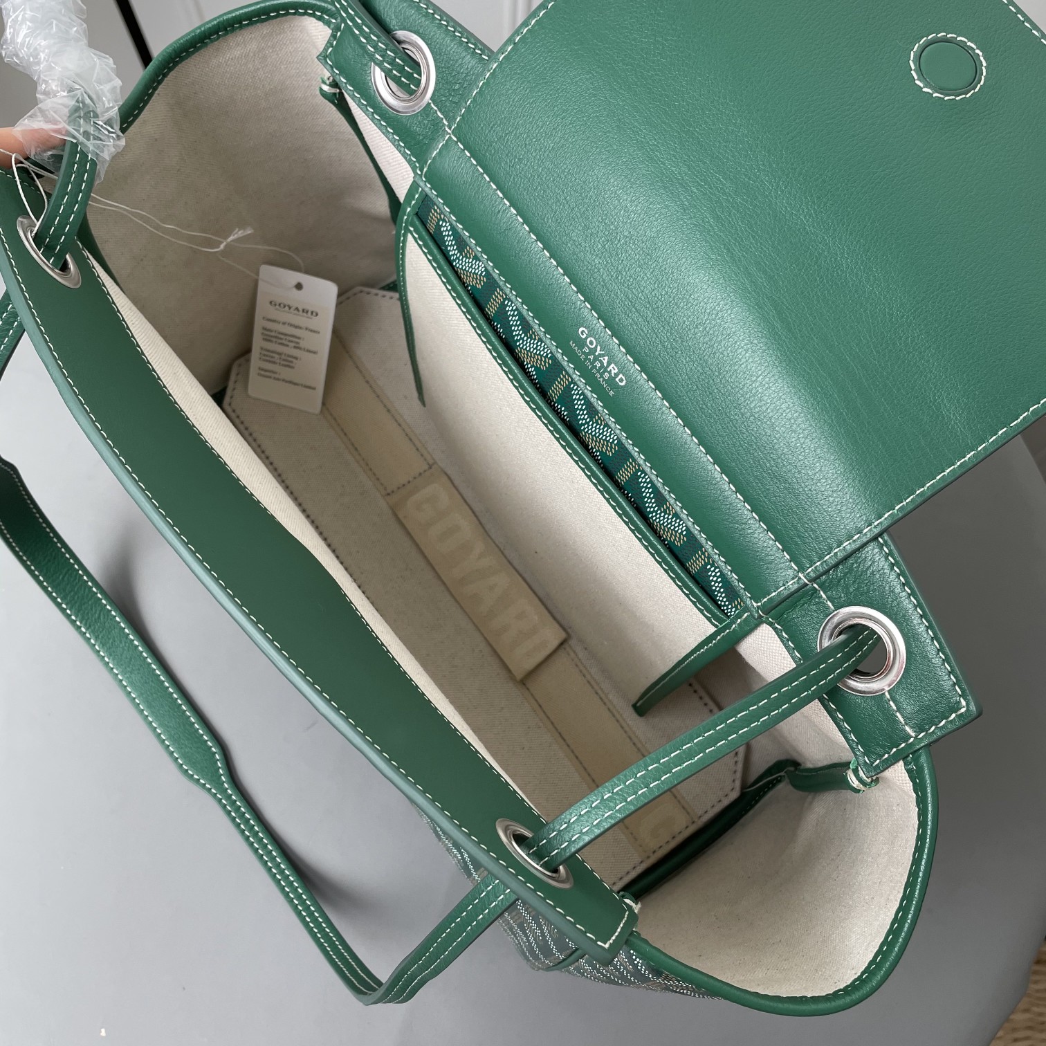 💰650 戈雅 Rouette出货，目前我们手上可供选择的购物袋款型现货有三款：有至经典又轻巧柔软的saint Louis tote，有迎合国人喜好的袋口有拉链包身相对硬挺的Artois购物袋。还有这款刚刚出货的 Goyard Rouette.
相对其他款，这款Rouette造型更为规整，双层加厚面料，包身更显硬挺，包底有活动支撑板，能保证在负重时包底不下坠。
包身造型可变，两侧可收入变成另一个包型，肩带有多种背法（网传有22种）这个我也没有仔细的深入研究，有兴趣的可以自己上网看看或者买回去自行研究一下。
肩带穿过包身两侧，负重时包包会自动封口，袋口处有一个双面皮质的盖子，可拿出来也可放在包内。
既能代替拉链的防盗防漏功能，又免去了反复开合拉链的麻烦，更增加了包包的多变造型。是这款包的设计亮点。肩带的中间段，做了加宽对设计，可以让肩背感觉更舒服，也是非常贴心的设计。