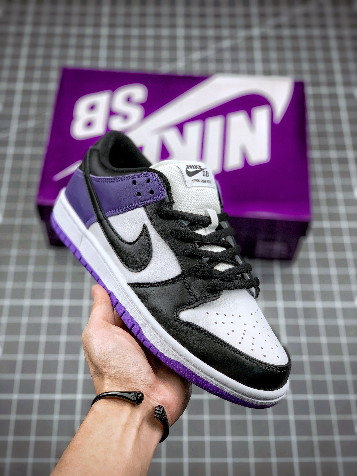 Nike SB Dunk Low 恶人紫 官网同步配色 出货实拍首发 黑脚趾装扮的 Nike SB Dunk Low "Court Purple" 渲染图曝光，后跟辅以黑色 Swoosh 与骚气紫色包覆，整体简约干练又百搭帅气 货号： B…