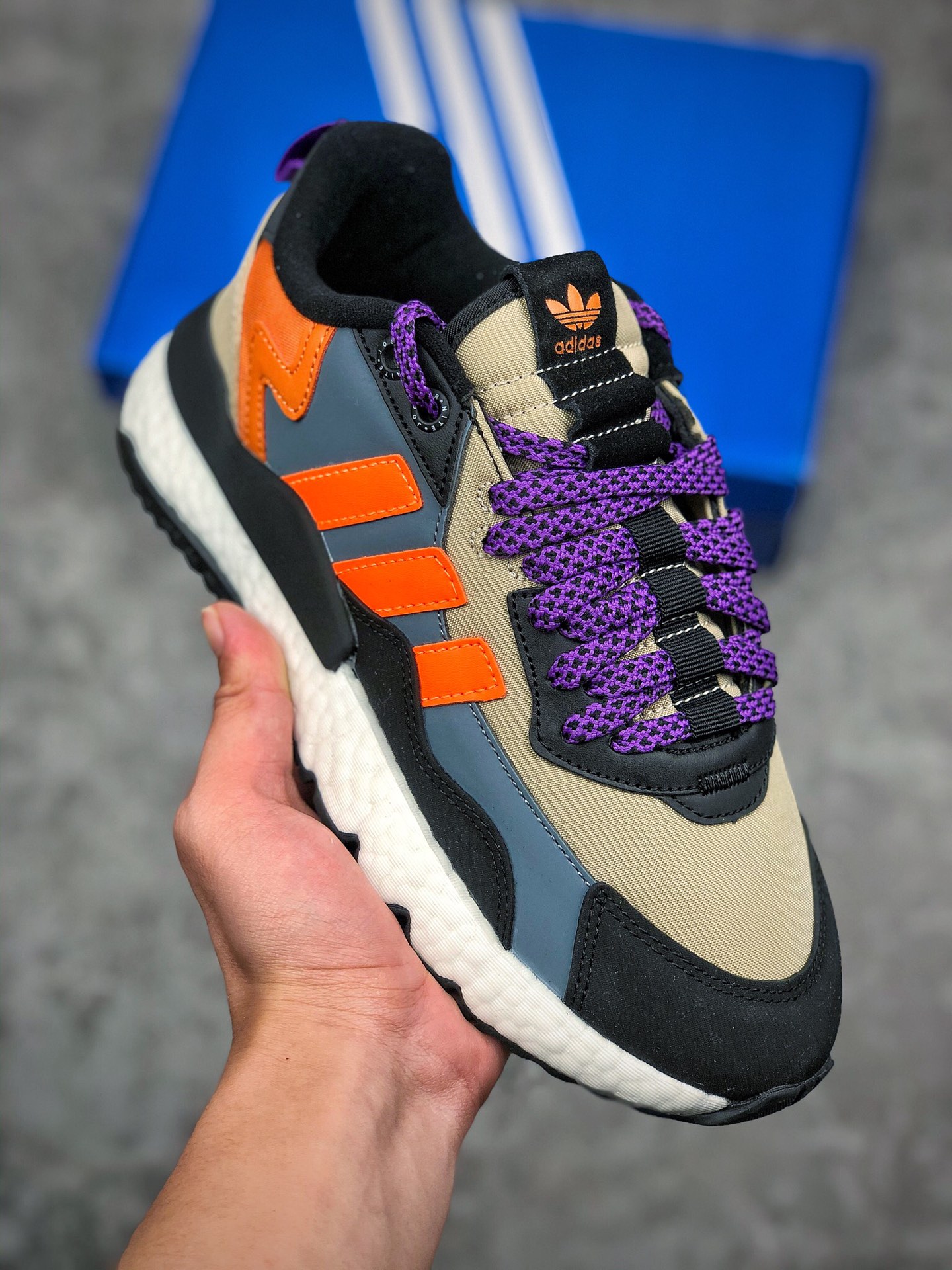  支持放店
AD Nite Jogger Boost 3.0
三叶草 联名夜行者 实拍首发
复古跑鞋原厂材料 原厂大底  私家独模 网布搭配麂皮拼接打造鞋面 极具复古风格鞋头及鞋跟点缀3M反光设计极为亮眼中底采用全掌 Boost 科技，厚度相当可观，脚感极佳
Size：36-45