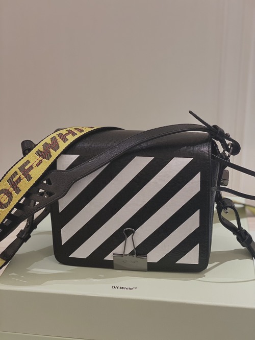 Off-White Zebra Stripe Clip Flap Bag, 19cm - Iconic Style Crossbody Bag 1 Off-White #zebra🦓 Clip square bag classic white horizontal stripe print from pedestrian zebra crossing Size: 19Cm