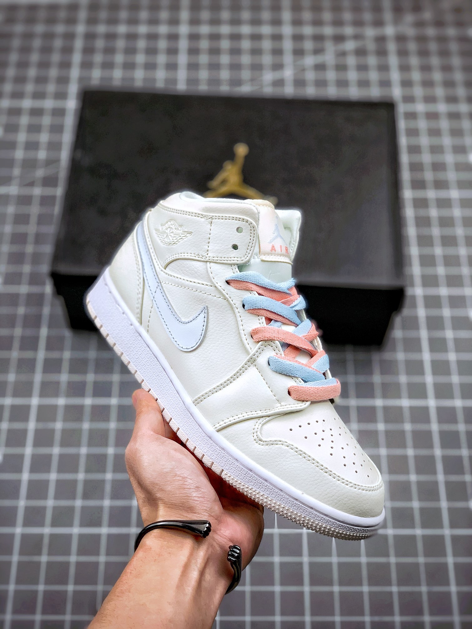 Air Jordan 1 Mid azul y rosa, cuatro colores yin-yang, pedido de cliente de comercio exterior de Tmall, artesanía de ni…