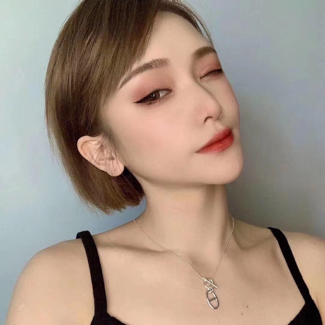 NO:101208,Hermès Pig Nose Farandole Sterling Silver Necklace 925 Silver This necklace is one of the latest surprises. It has a small and exquisite confettis style, and it is solid sterling silver!  The counter is consistent with the material, so it is fully placed in the palm of your hand. It is inspired by Hermes' most classic lock design element, the simplest, super fairy-like style, excellent personality, style, and upper body. Hermes necklace, hermes, hermes, necklace, pure silver19860909Hermès 爱马仕猪鼻子Farandole 纯银针扣项链 925银这条项链算是最近的惊喜之一,小巧精致的confettis样式,它是实心纯银的！专柜一致材料,所以放在掌心十足的份量,灵感来自爱马仕最经典锁头设计元素最简单,超级仙气的一款,个性、风格、上身超赞.,爱马仕项链,hermes,hermes,necklace,pure silver,Jewelry