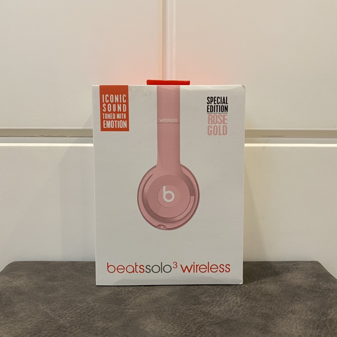 本地批💰50 利润自己加 BeaStudio3 头戴式无线蓝牙耳机 高配版 13个配色 苹果手机带弹窗连接 hifi音质 佩戴舒适,不压迫耳朵。 高性价比,绝对的装b神器,音质直逼千元神机 超长待机,充电100分钟。可持续使7个小时 支持ios/mac/安卓手机 可插线电脑使用 手机连接显示耳机标志和蓝牙型号,弓形部位带logo,两边带