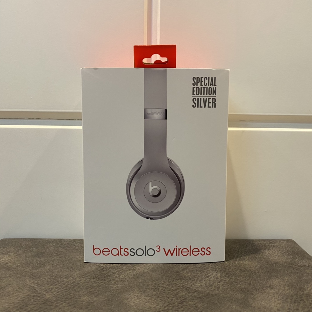 本地批💰50 利润自己加 BeaStudio3 头戴式无线蓝牙耳机 高配版 13个配色 苹果手机带弹窗连接 hifi音质 佩戴舒适,不压迫耳朵。 高性价比,绝对的装b神器,音质直逼千元神机 超长待机,充电100分钟。可持续使7个小时 支持ios/mac/安卓手机 可插线电脑使用 手机连接显示耳机标志和蓝牙型号,弓形部位带logo,两边带