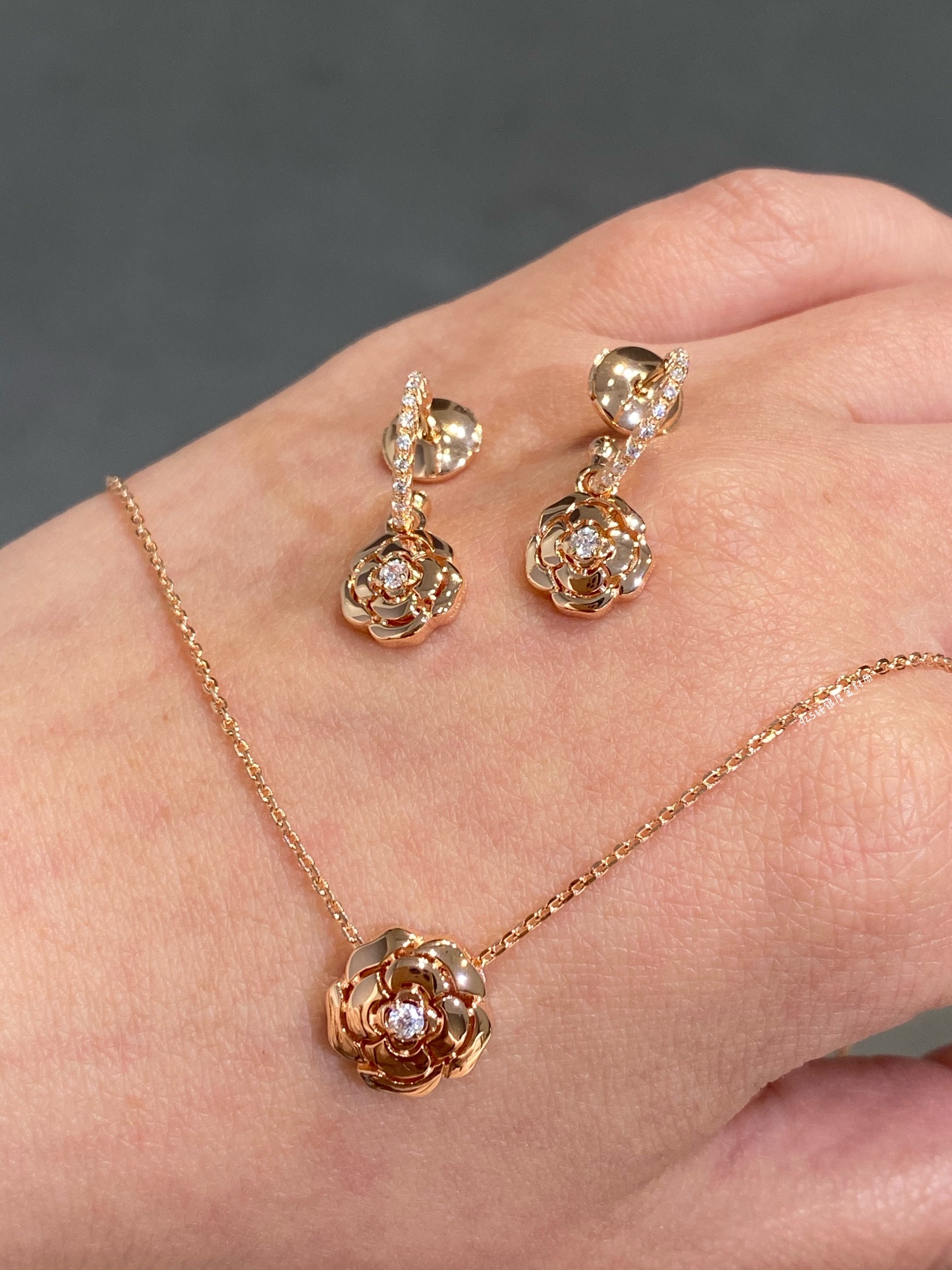 NO:633949,New model, Xiang Nai’s rose gold camellia necklace ~ camelia series 18k gold luxury jewelry. Xiang’s camellia is not just a flower, it is a source of inspiration. It is full of curved beauty and creates touching and versatile jewelry. No dead ends of polishing, petal layers  It feels super three-dimensional and exquisite, the diamonds are all hand-set, and the setting method of the earrings is also 18k gold jewelry craftsmanship. Exclusive electroplating rose gold, high-end retro...88220,,chanel,earrings,necklace,Cardia high-end jewelry19860909新款,香奶奶玫瑰金山茶花项链～camelia系列18k金奢华珠宝.香家的山茶花不只是一朵花,它是灵感之源,极富曲线的美感,塑造出动人的百变珠宝.°无死角的抛光,花瓣层次感超级立体、精致,钻石全手镶,耳环的镶法也是18k金珠宝工艺.独家电镀玫瑰金色、高级复古…88220,,chanel,earrings,necklace,卡迪亚高端饰品,Jewelry