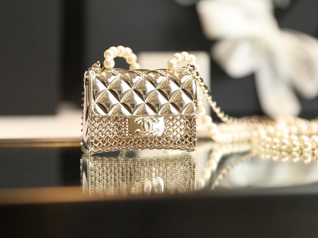 Chanel 𝐂𝐡𝐚𝐧𝐞𝐥 𝟐𝟎𝟐𝟏｜春夏系列最新限量珍珠链条金属斜挎包