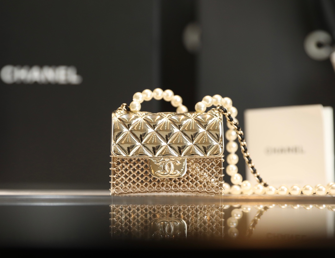 Chanel 𝐂𝐡𝐚𝐧𝐞𝐥 𝟐𝟎𝟐𝟏｜春夏系列最新限量珍珠链条金属斜挎包