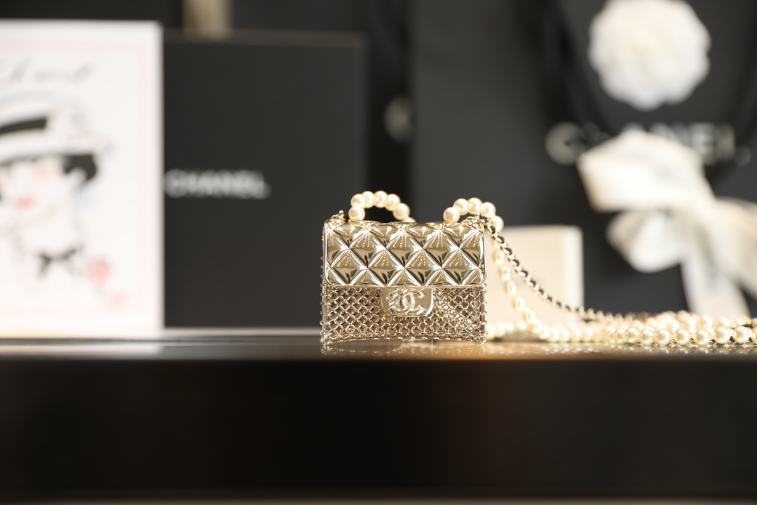 Chanel 𝐂𝐡𝐚𝐧𝐞𝐥 𝟐𝟎𝟐𝟏｜春夏系列最新限量珍珠链条金属斜挎包