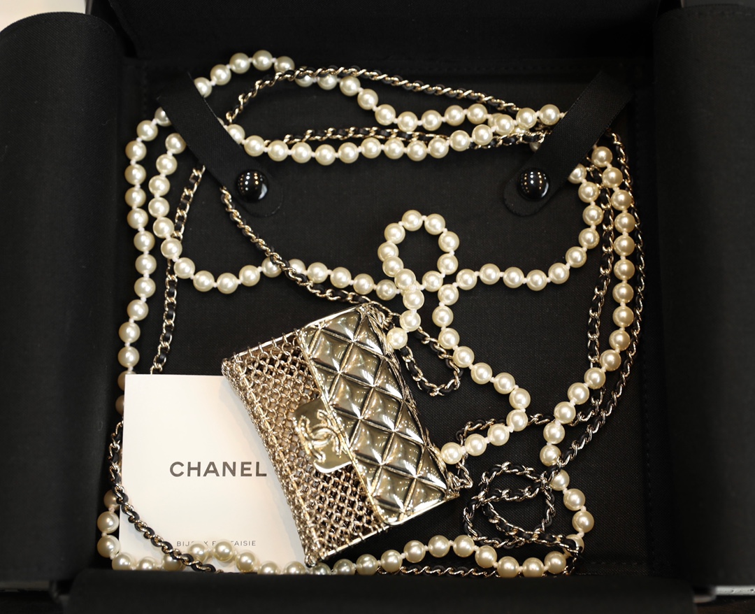 Chanel 𝐂𝐡𝐚𝐧𝐞𝐥 𝟐𝟎𝟐𝟏｜春夏系列最新限量珍珠链条金属斜挎包