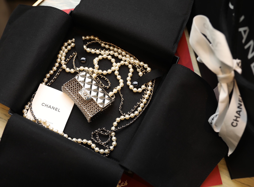 Chanel 𝐂𝐡𝐚𝐧𝐞𝐥 𝟐𝟎𝟐𝟏｜春夏系列最新限量珍珠链条金属斜挎包